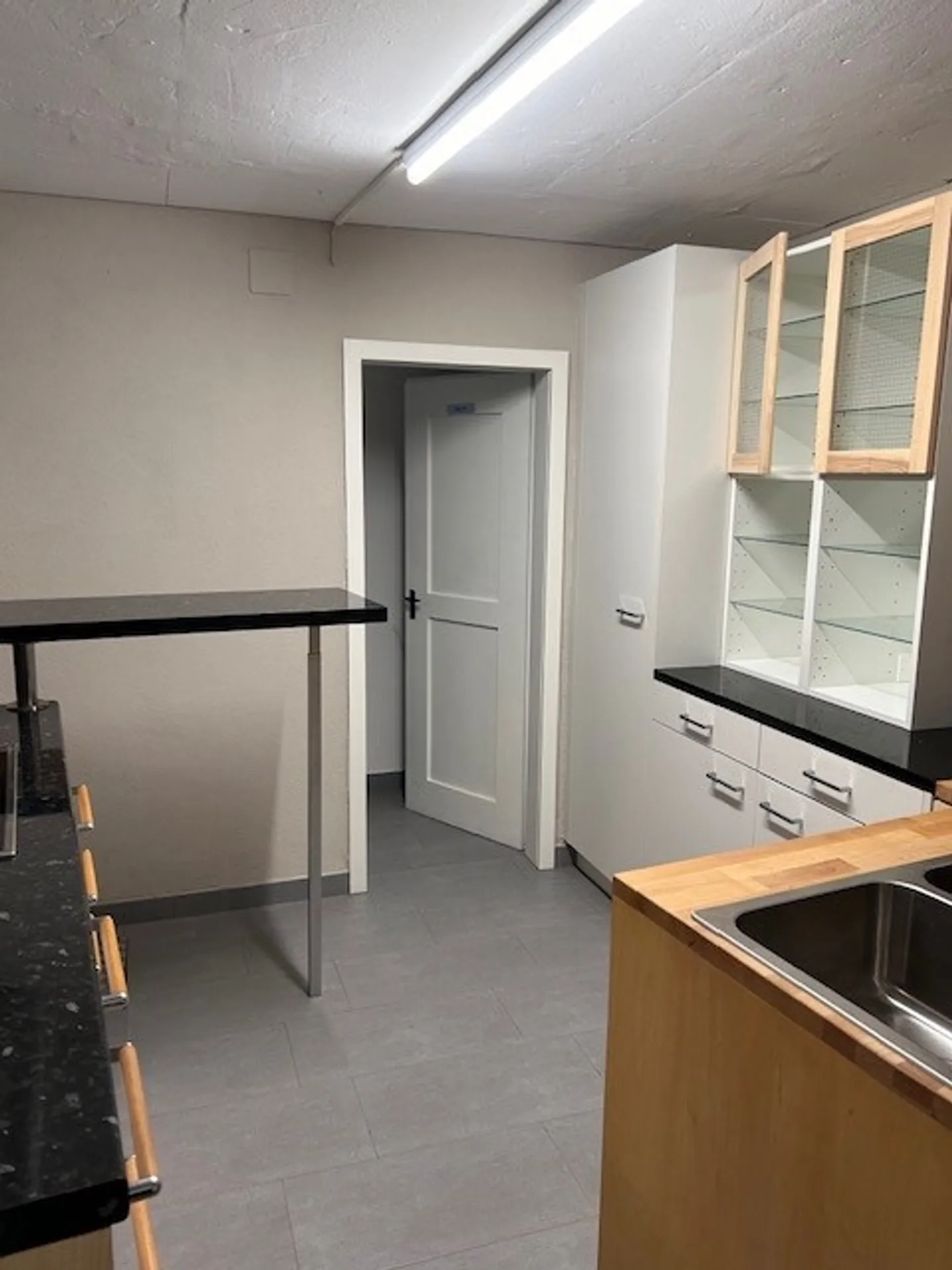 Rent-free for the first 2 months - Spacious commercial space - Photo 5 of 7