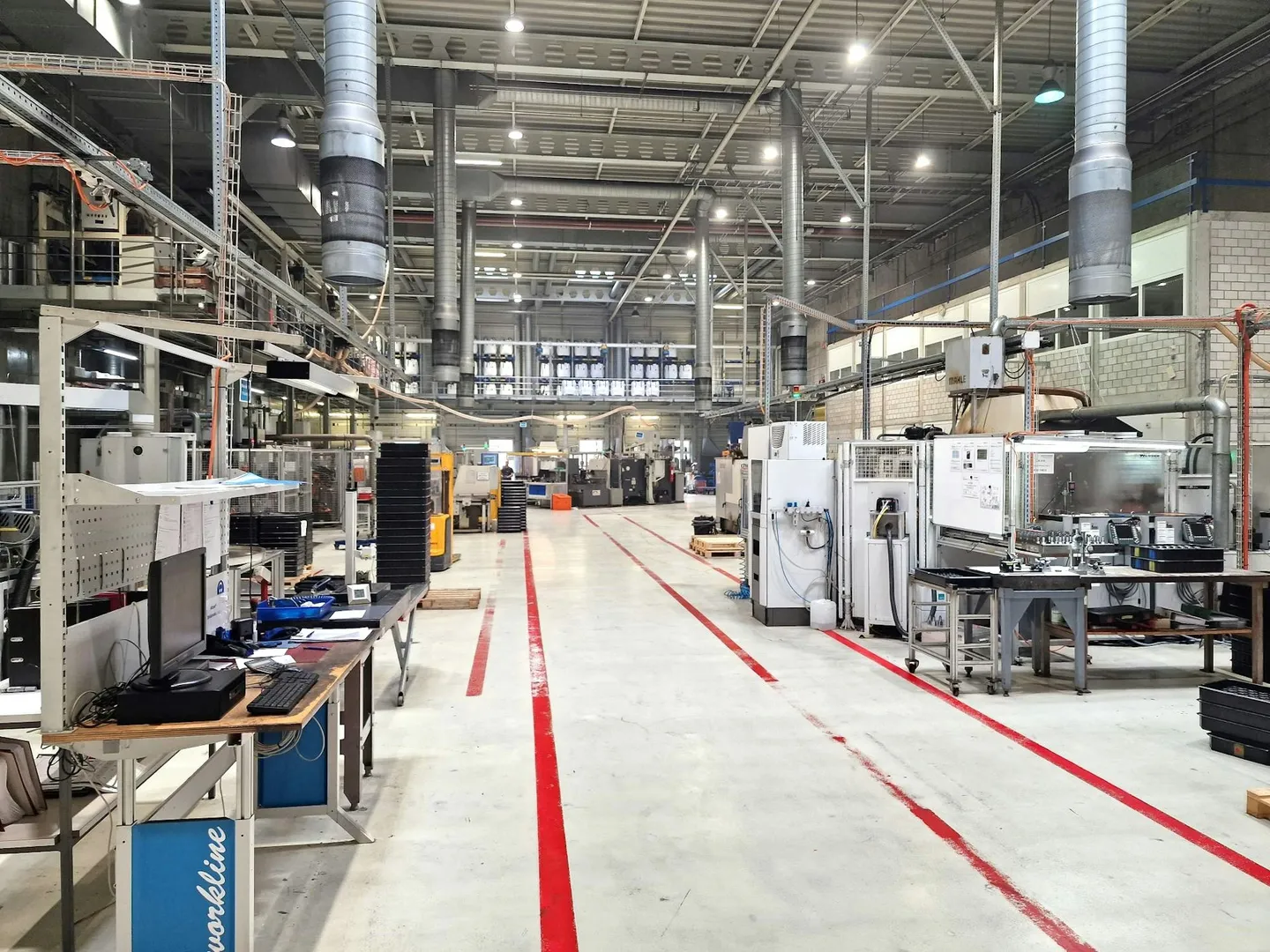 3'000 m2 grosse, 10m hohe, LKW befahrbare Industriehalle mit 8t-Kränen und hoher Bodenlast - Photo 5 sur 8