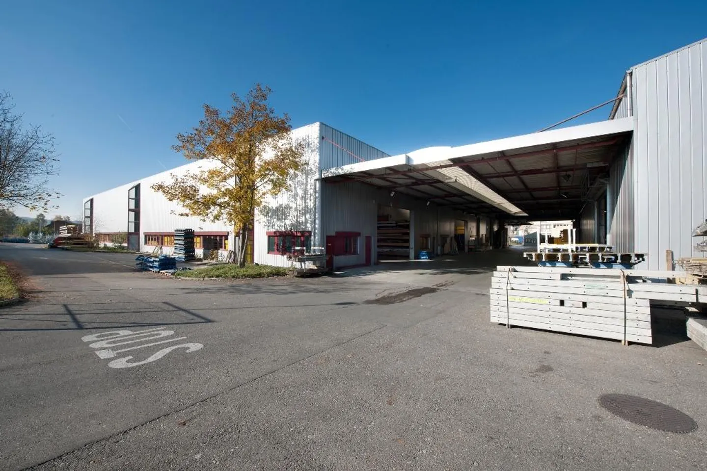 Limité du 01.07.- 31.12.26 - Hall commercial de 741 m2, hauteur sous plafond de 8 mètres - Photo 1 sur 5