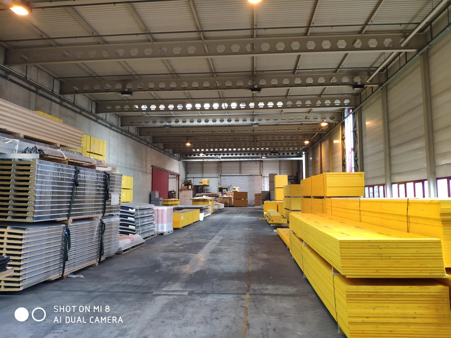 Limité du 01.07.- 31.12.26 - Hall commercial de 741 m2, hauteur sous plafond de 8 mètres - Photo 4 sur 5
