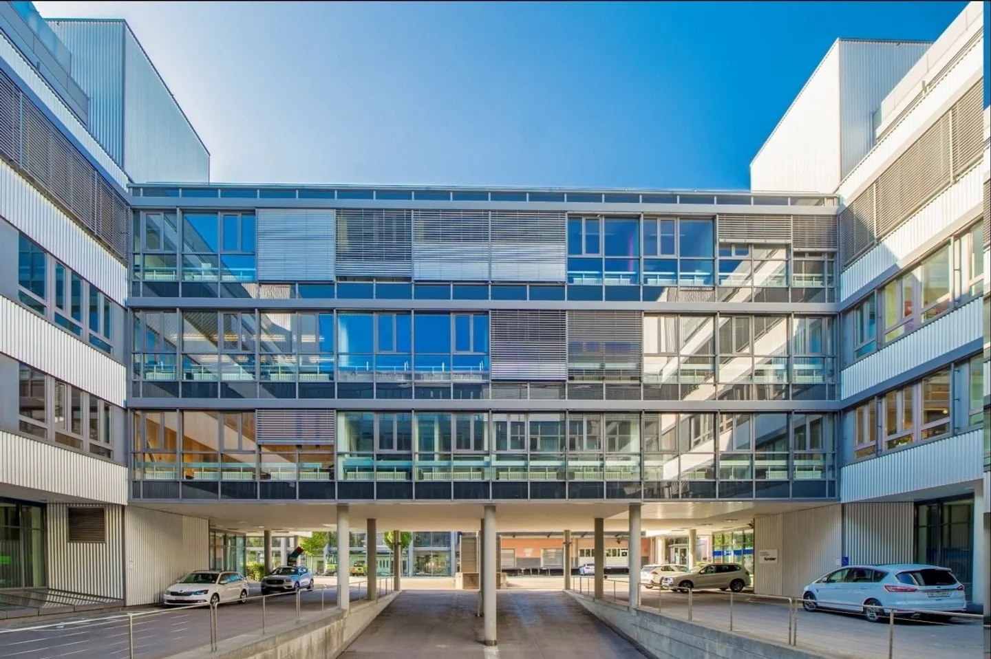 Free commercial space of 830 m² - Photo 2 of 13