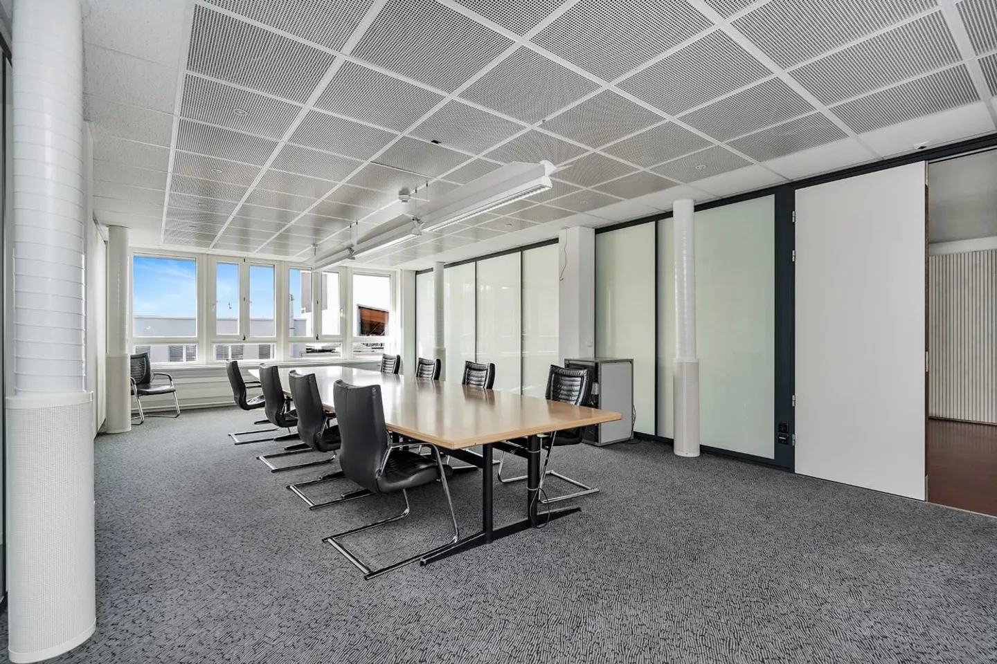 Free commercial space of 830 m² - Photo 6 of 13