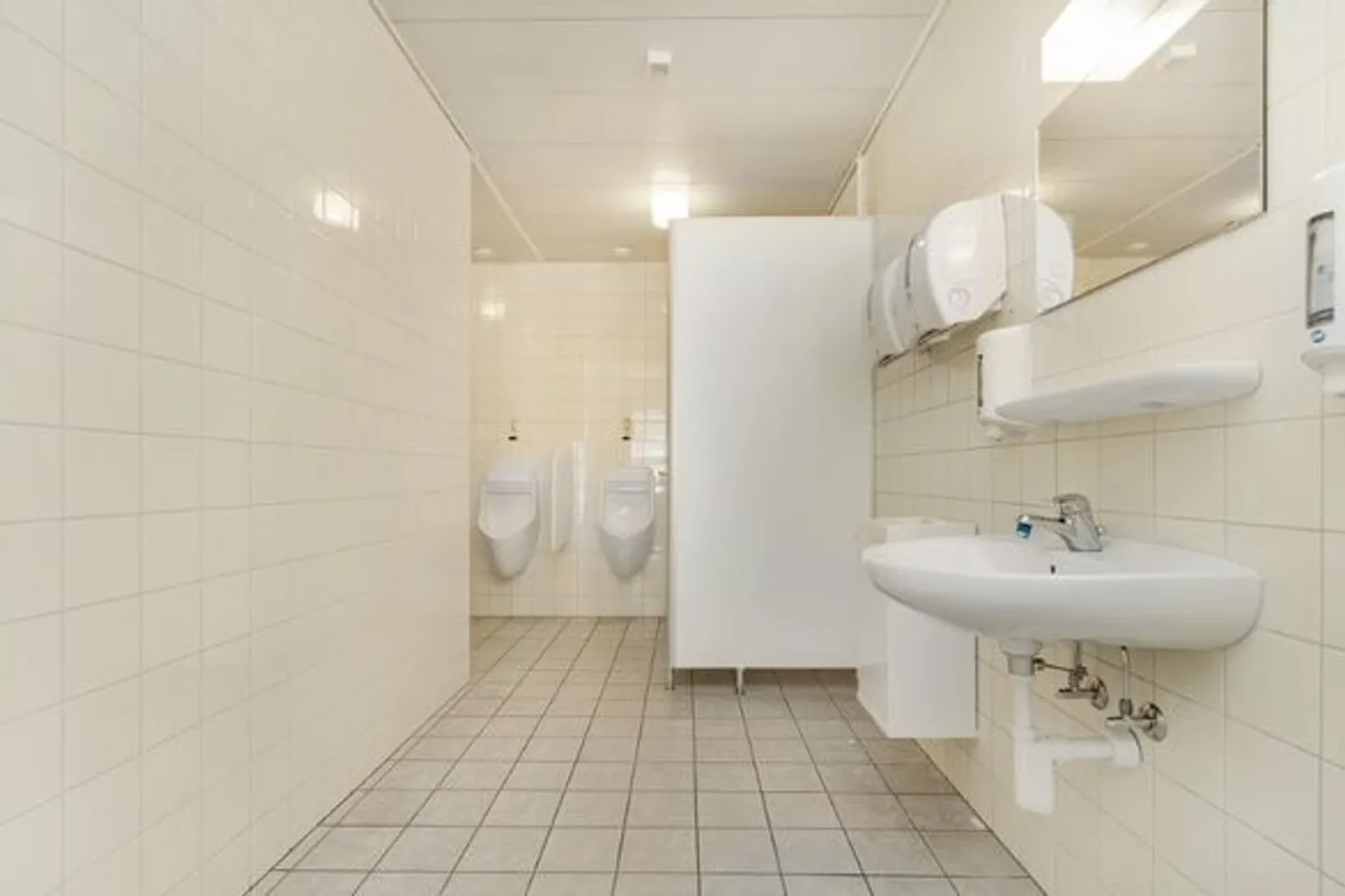 Free commercial space of 830 m² - Photo 12 of 13