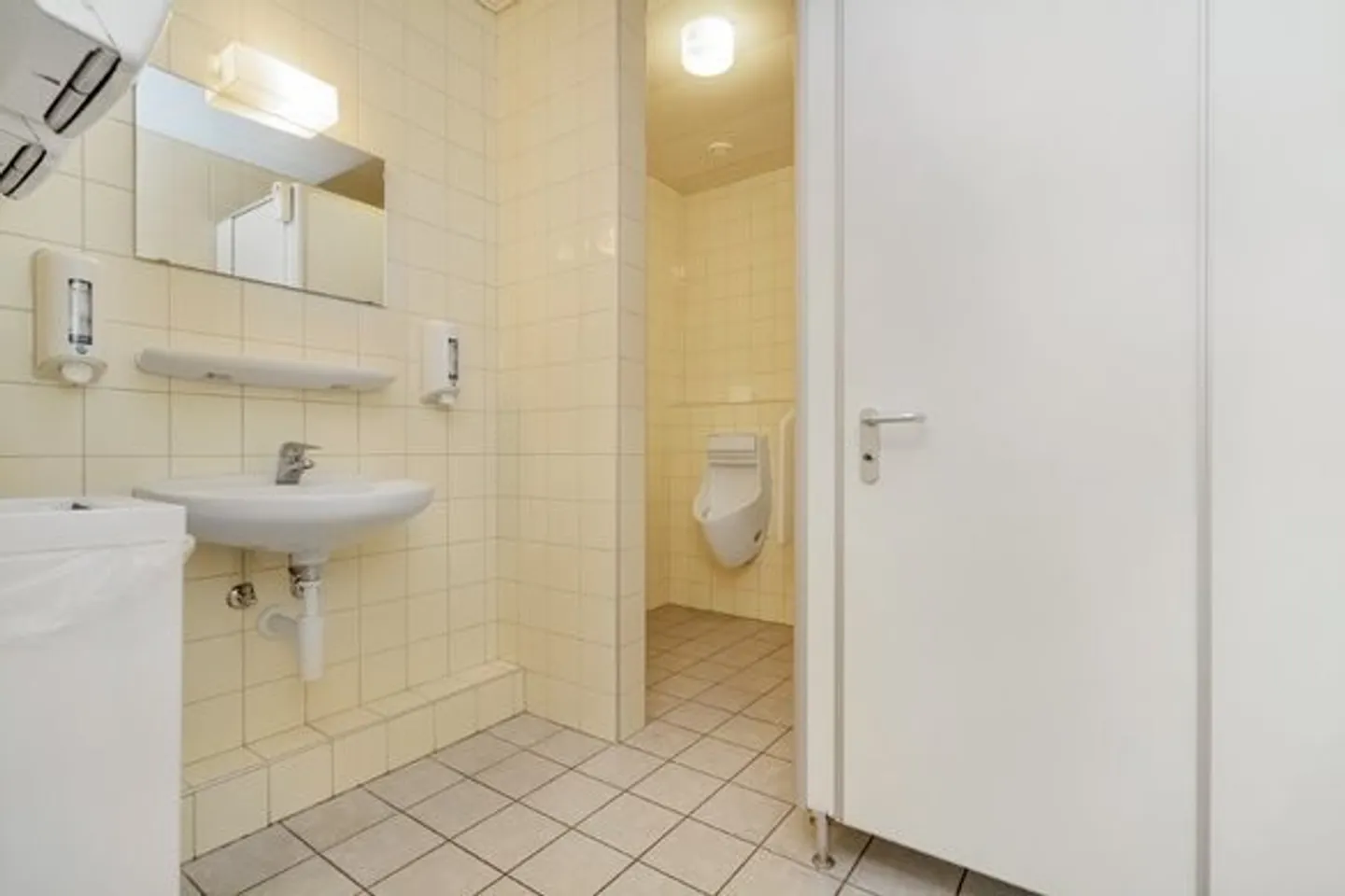 Free commercial space of 830 m² - Photo 13 of 13