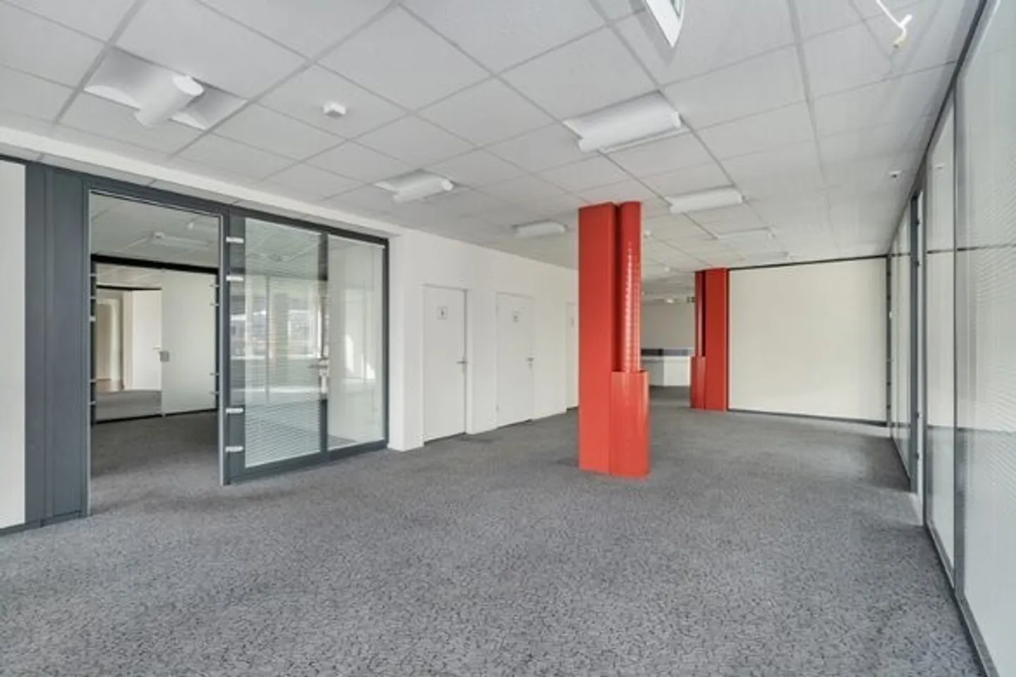 Free commercial space of 830 m² - Photo 9 of 13
