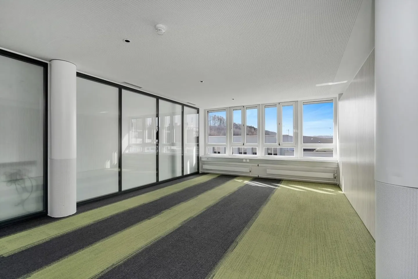 Free commercial space of 830 m² - Photo 7 of 13