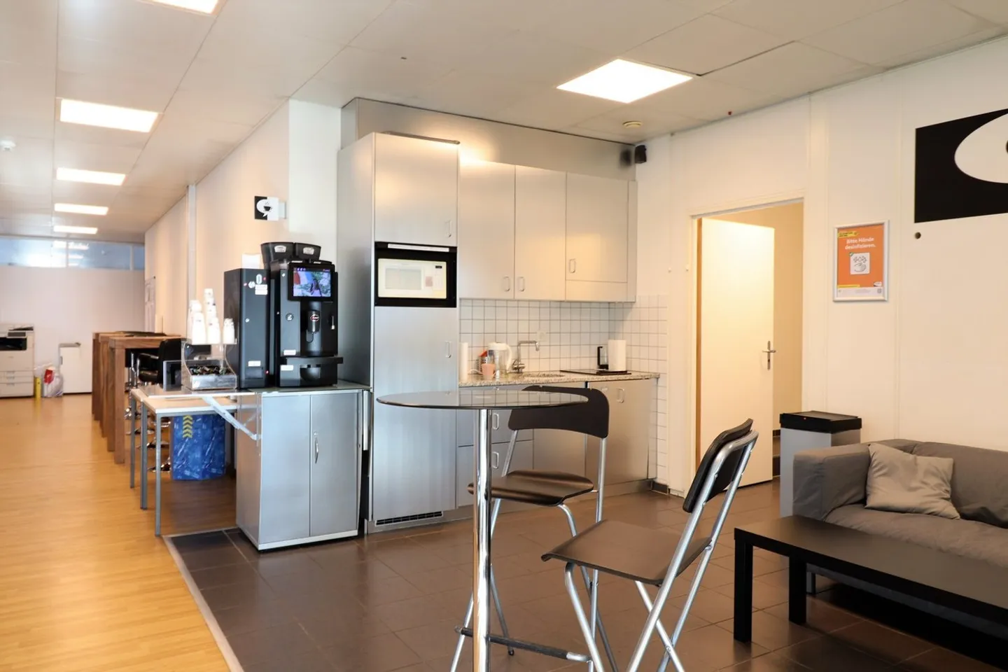 Free commercial space of a total of 4,376 m² - Photo 12 of 12