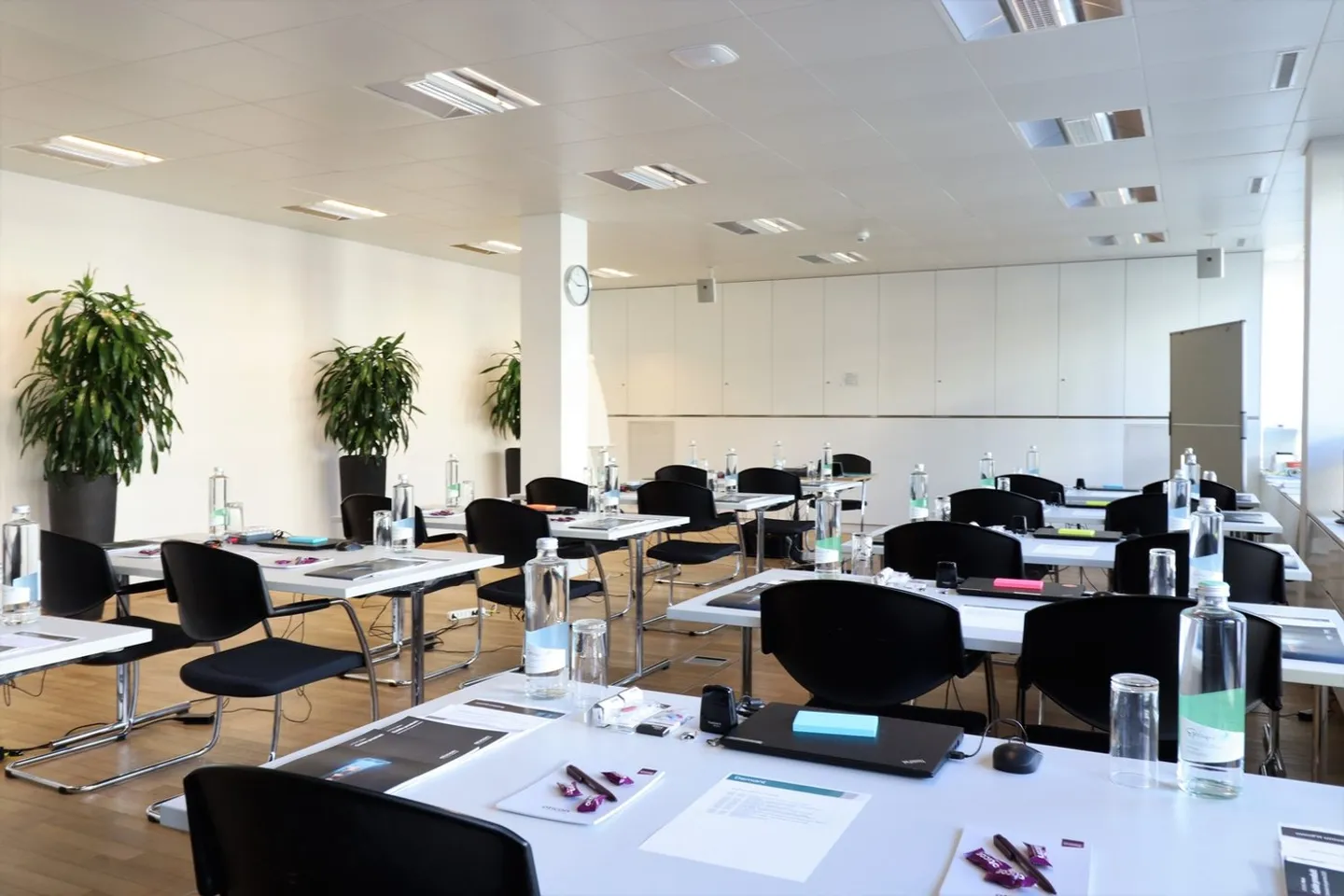 Free commercial space of a total of 4,376 m² - Photo 6 of 12