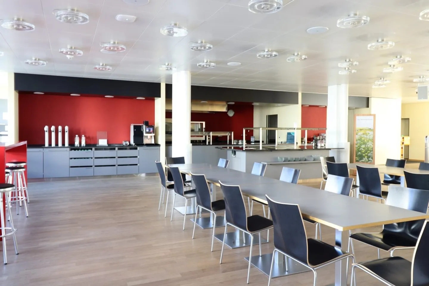 Free commercial space of a total of 4,376 m² - Photo 10 of 12