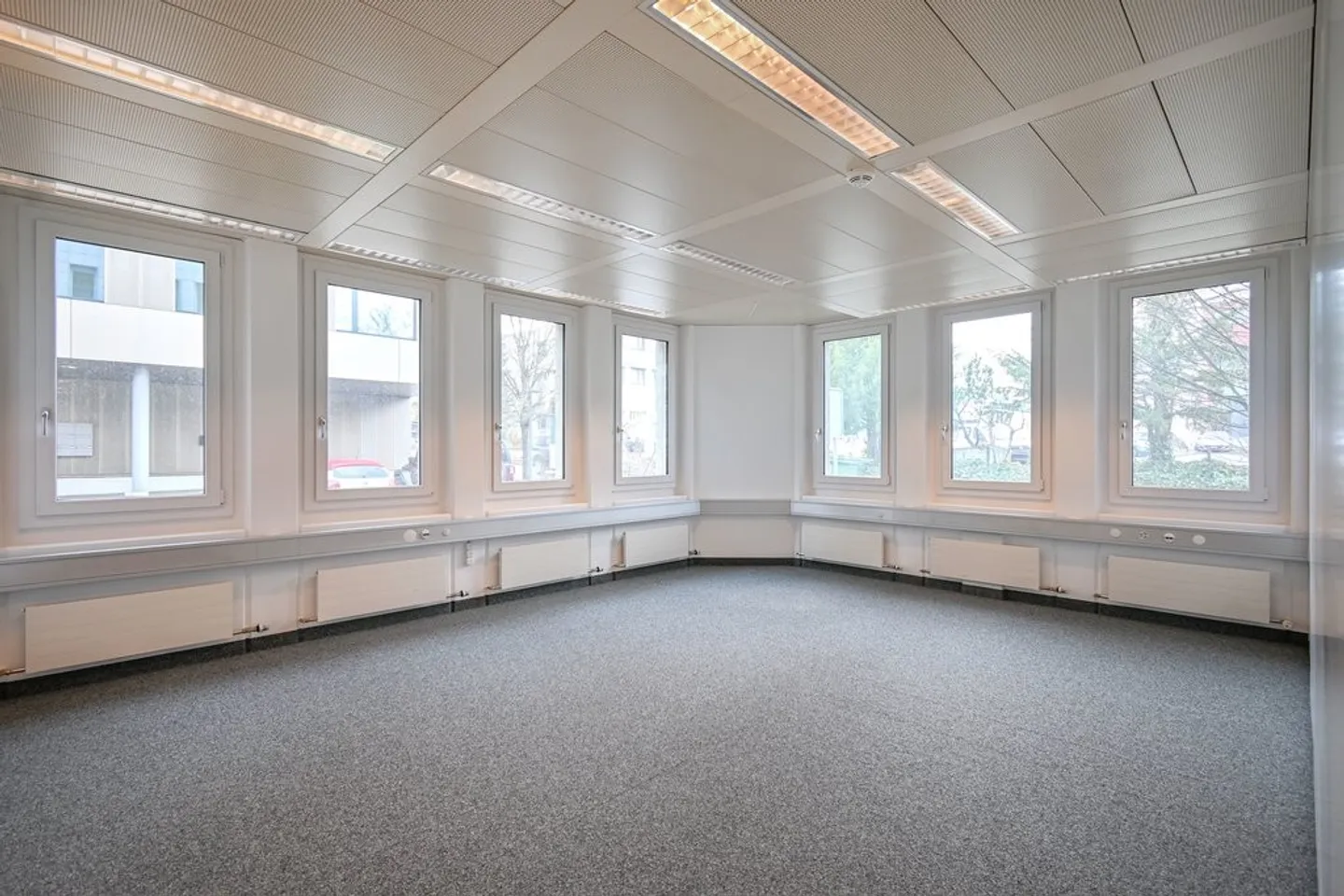 130 m2 - 1,100 m2 - Office Space in the Täfern Industrial Area - Photo 3 of 8