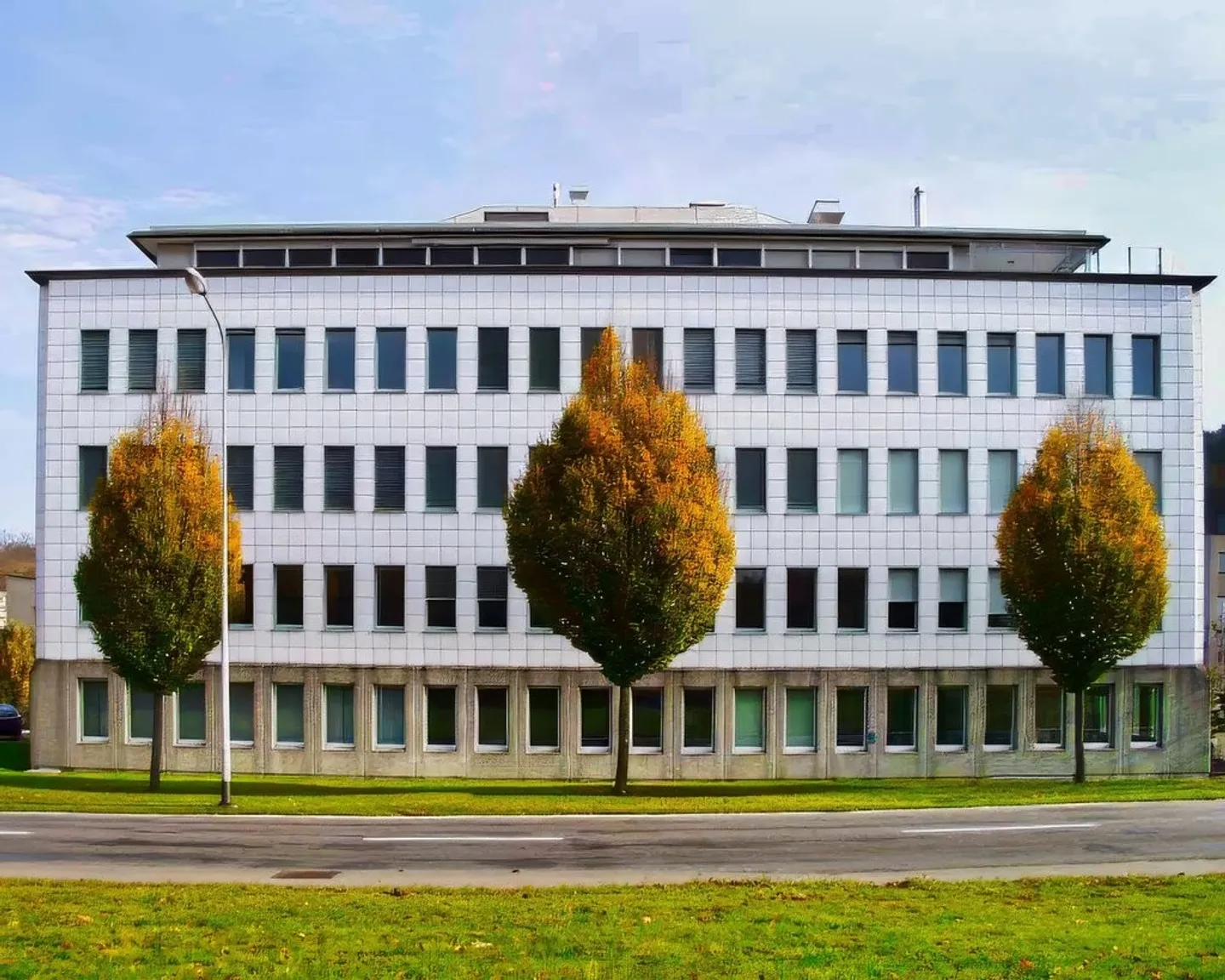 130 m2 - 1,100 m2 - Office Space in the Täfern Industrial Area - Photo 1 of 8