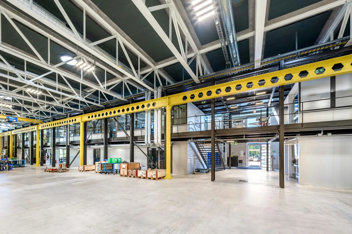 Moderna e alta hall di 5.000 m² con uffici e laboratori integrati all'incrocio A1/A2 - divisibile - Foto 5 di 13