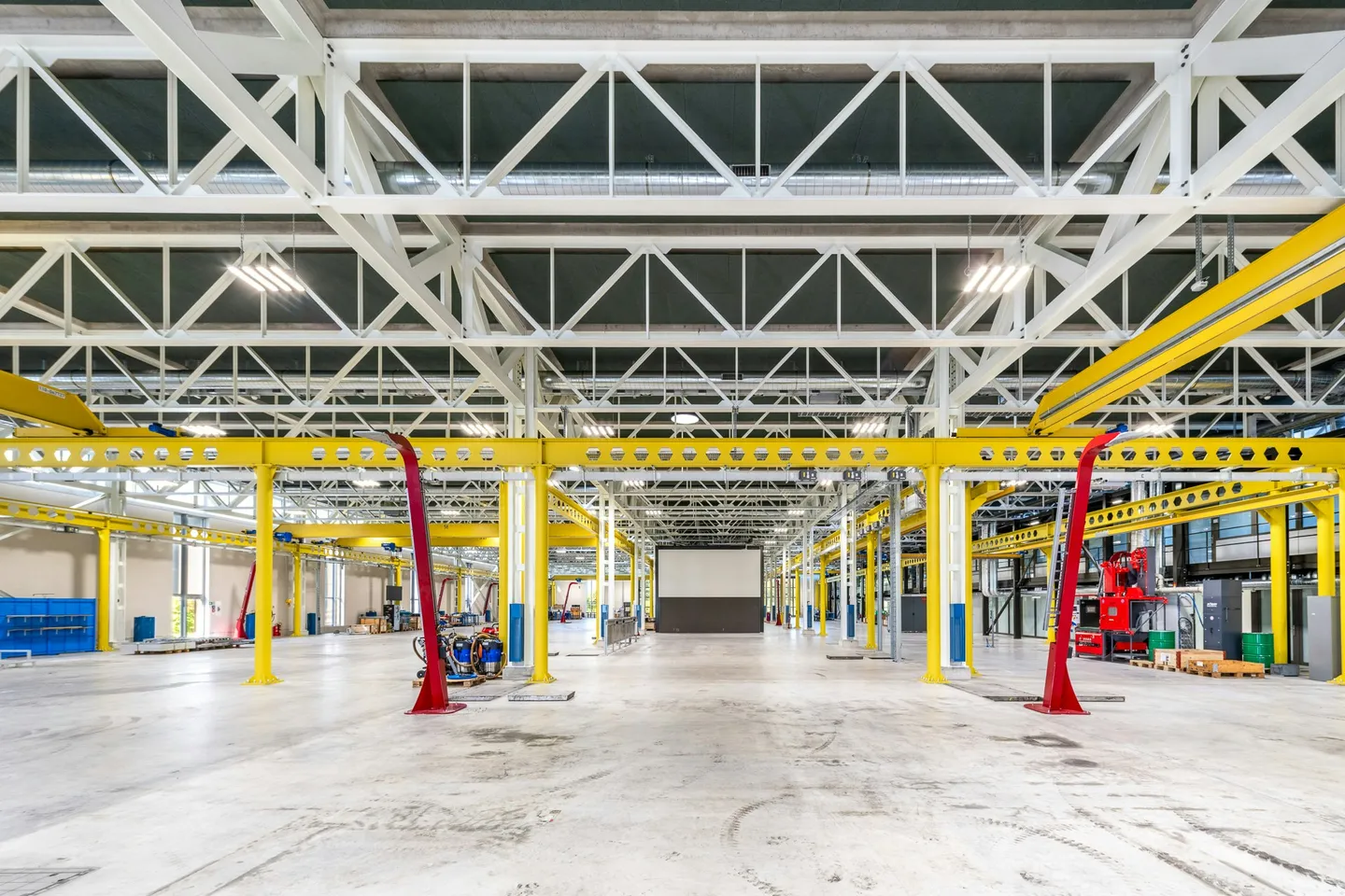 Moderna e alta hall di 5.000 m² con uffici e laboratori integrati all'incrocio A1/A2 - divisibile - Foto 9 di 13