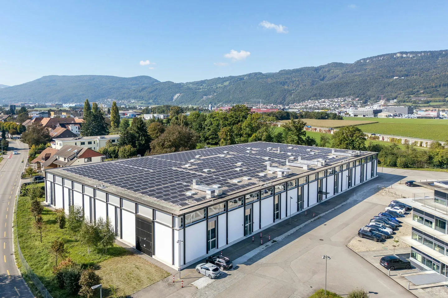 Moderna e alta hall di 5.000 m² con uffici e laboratori integrati all'incrocio A1/A2 - divisibile - Foto 2 di 13