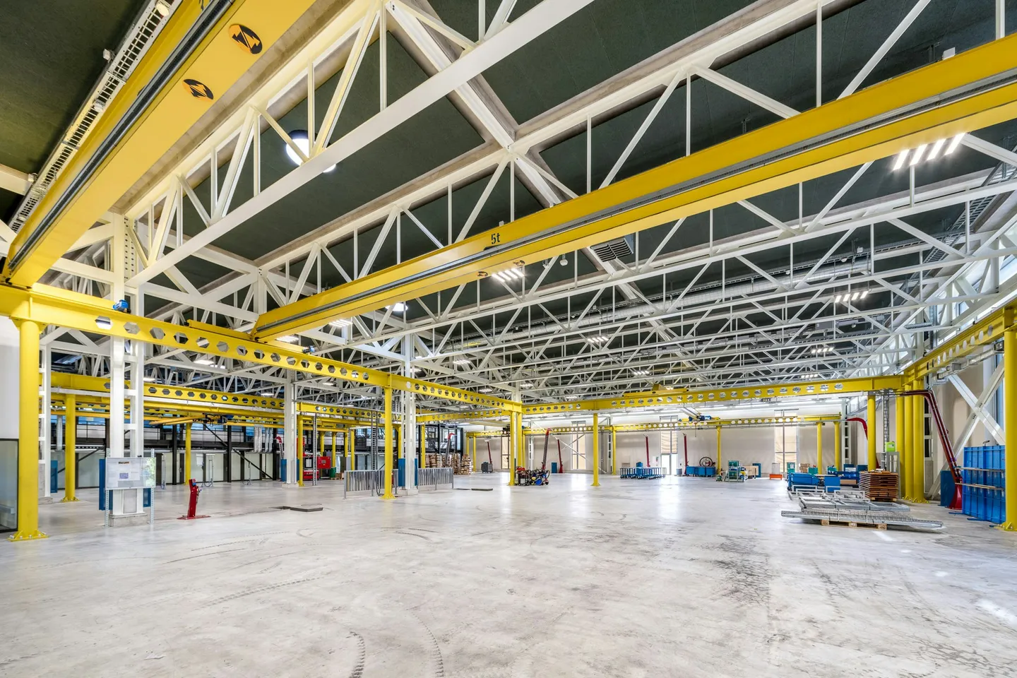 Moderna e alta hall di 5.000 m² con uffici e laboratori integrati all'incrocio A1/A2 - divisibile - Foto 1 di 13