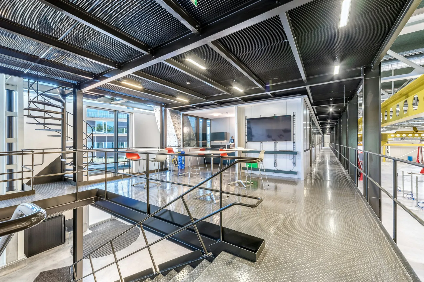 Moderna e alta hall di 5.000 m² con uffici e laboratori integrati all'incrocio A1/A2 - divisibile - Foto 13 di 13