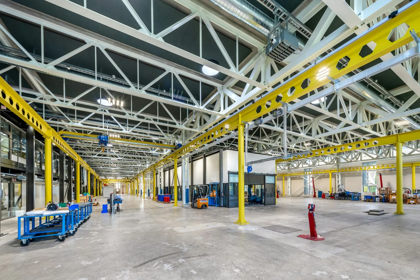 Moderna e alta hall di 5.000 m² con uffici e laboratori integrati all'incrocio A1/A2 - divisibile - Foto 8 di 13