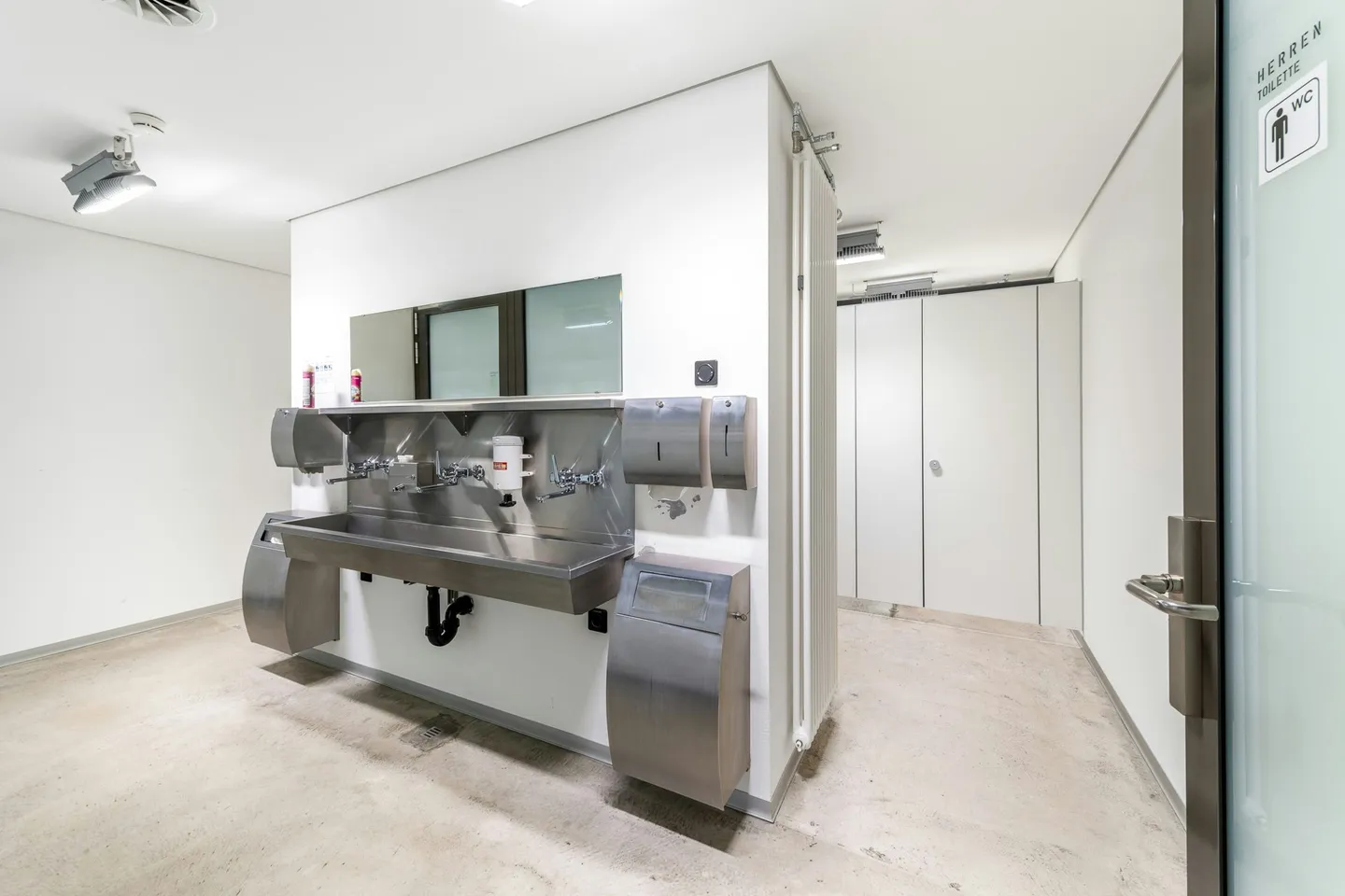 Moderna e alta hall di 5.000 m² con uffici e laboratori integrati all'incrocio A1/A2 - divisibile - Foto 11 di 13
