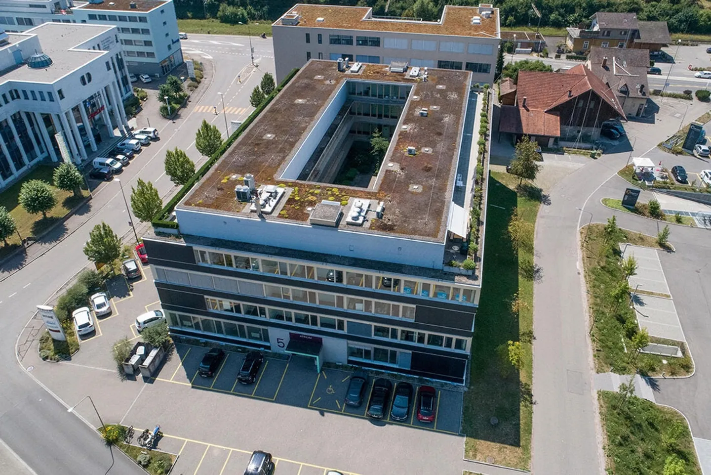 Bureaux, cabinet ou showroom de 150 m2 à 1'120 m2 autrement : Lumineux et avec une ambiance de patio - Photo 1 sur 5
