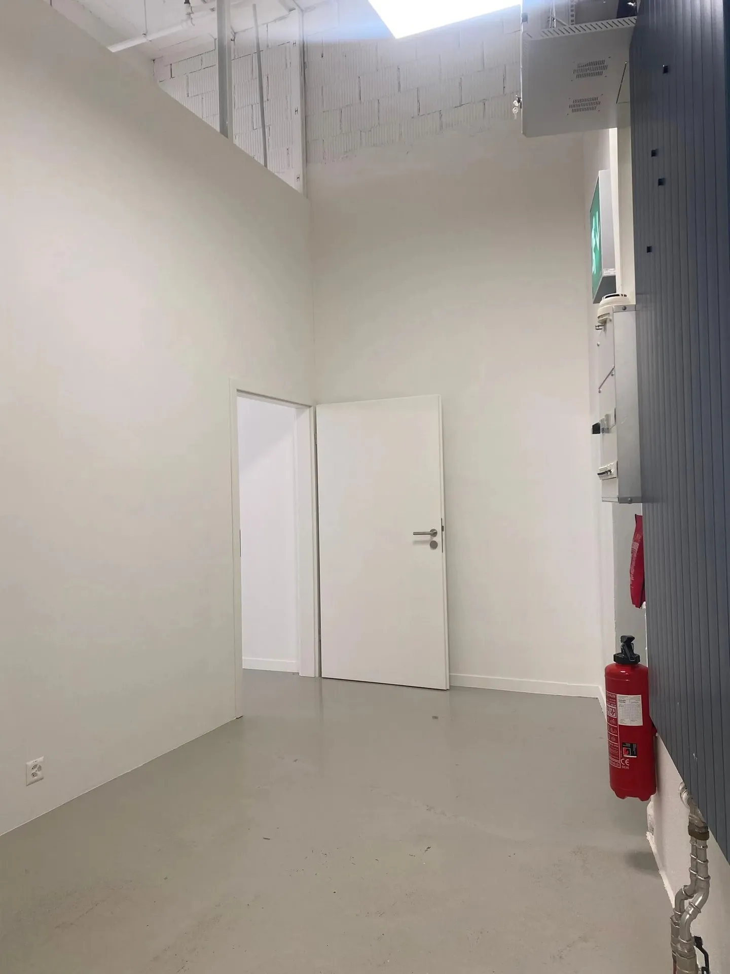 Versatile Commercial Space in Zurich - Photo 6 of 8