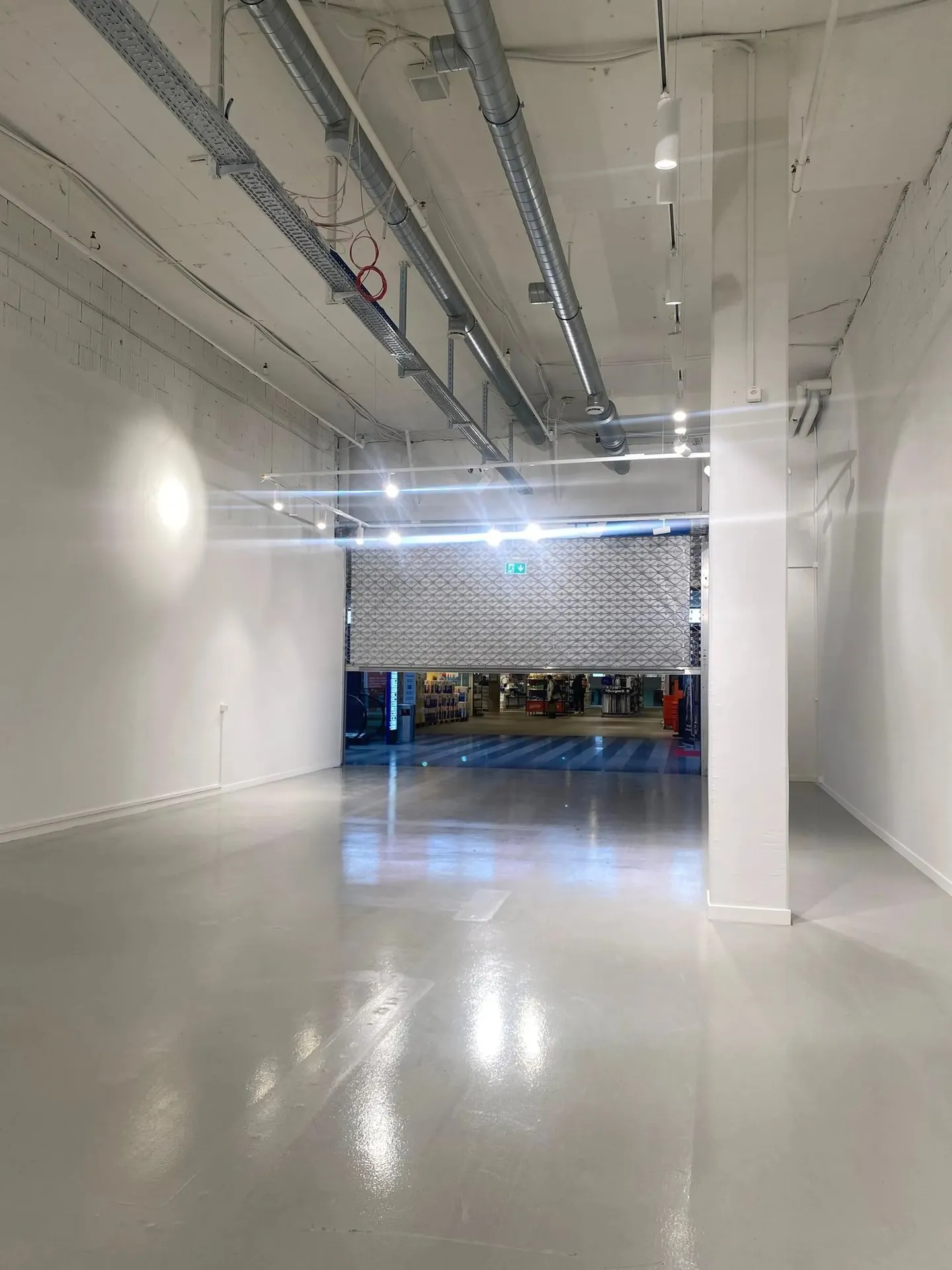 Versatile Commercial Space in Zurich - Photo 8 of 8