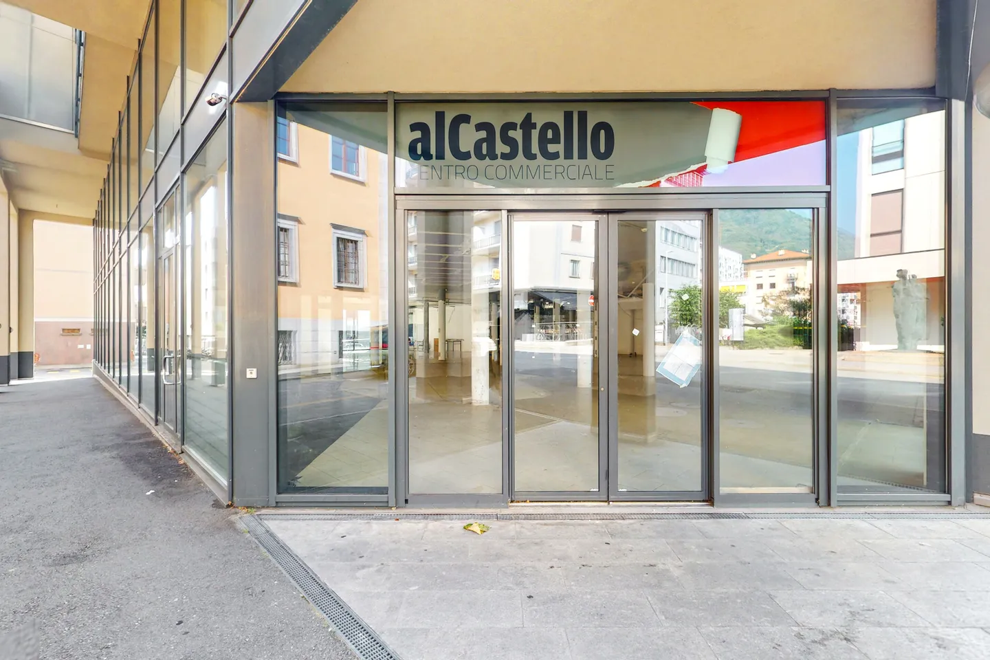 375 m2 Office - Prestige and Functionality in Bellinzona - Photo 2 of 6