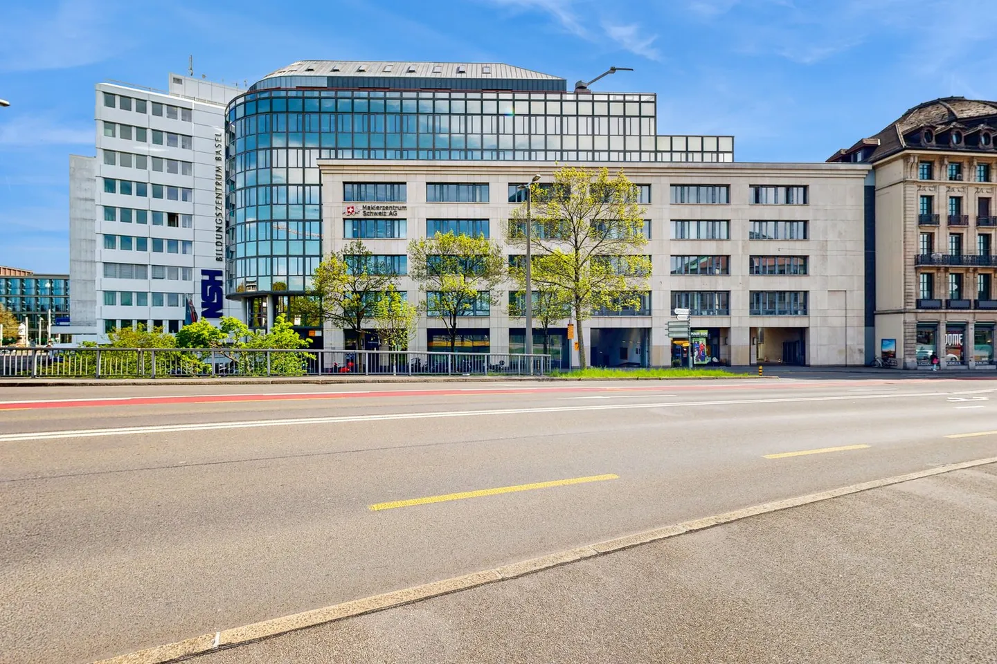 Luminaire et central - Bureau avec grande terrasse sur le toit près de la gare de Bâle SBB - Photo 2 sur 13