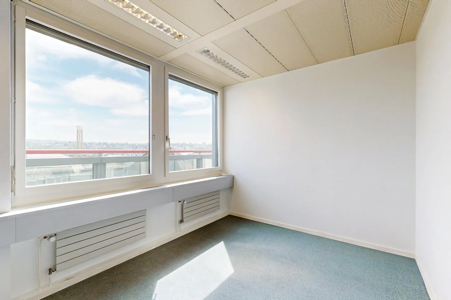 Luminaire et central - Bureau avec grande terrasse sur le toit près de la gare de Bâle SBB - Photo 10 sur 13
