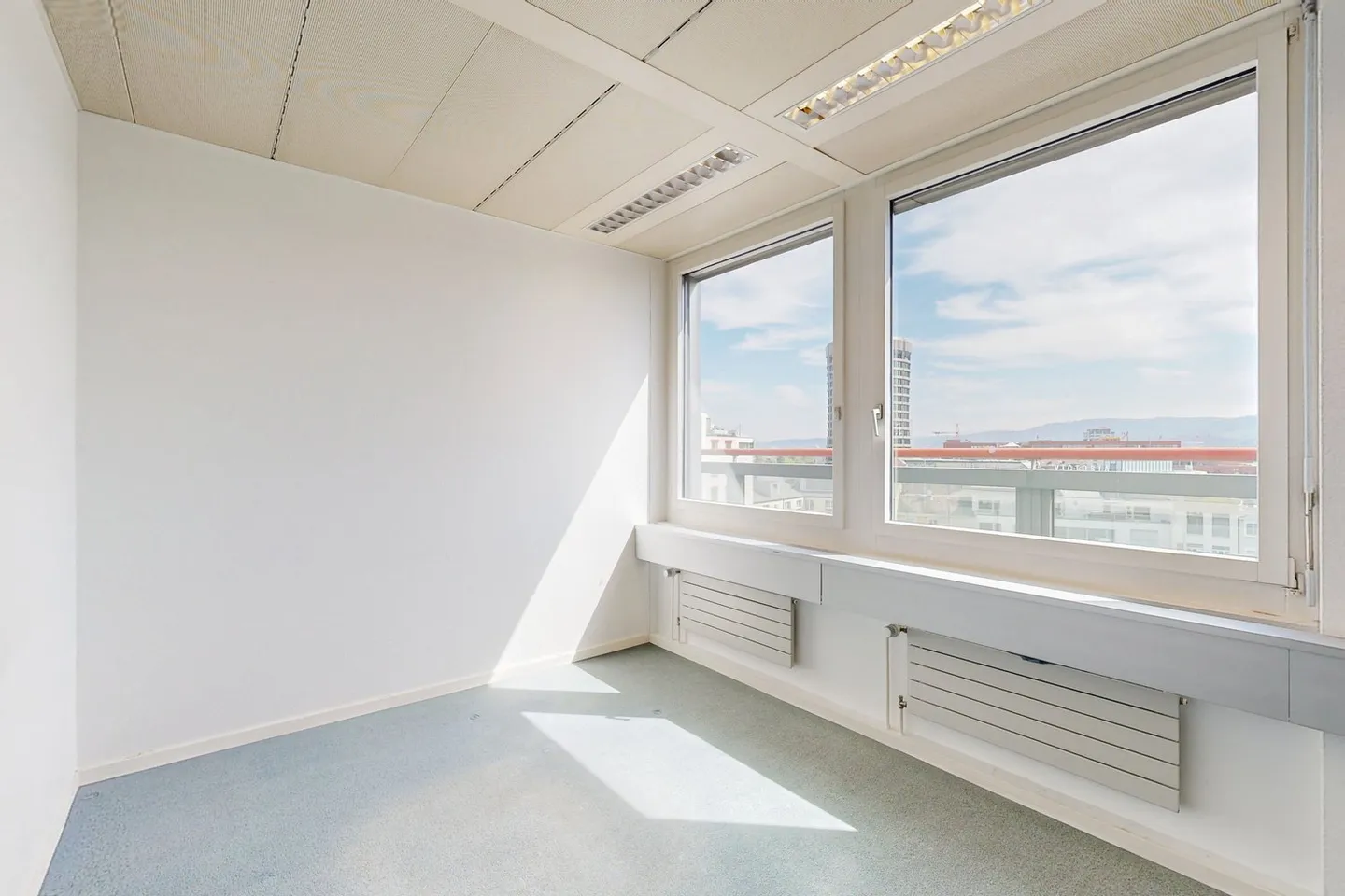 Luminaire et central - Bureau avec grande terrasse sur le toit près de la gare de Bâle SBB - Photo 11 sur 13