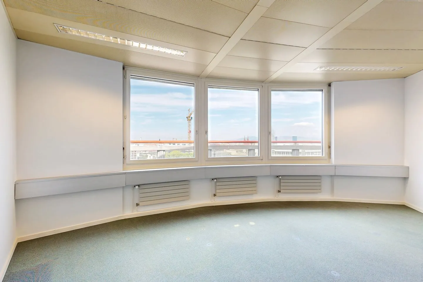 Luminaire et central - Bureau avec grande terrasse sur le toit près de la gare de Bâle SBB - Photo 9 sur 13