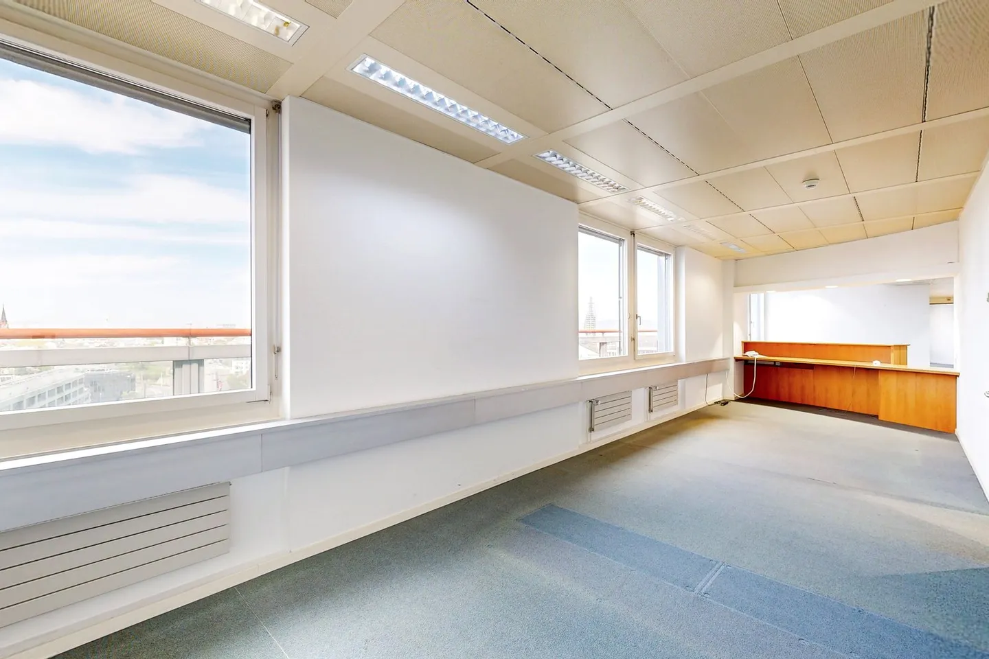 Luminaire et central - Bureau avec grande terrasse sur le toit près de la gare de Bâle SBB - Photo 5 sur 13