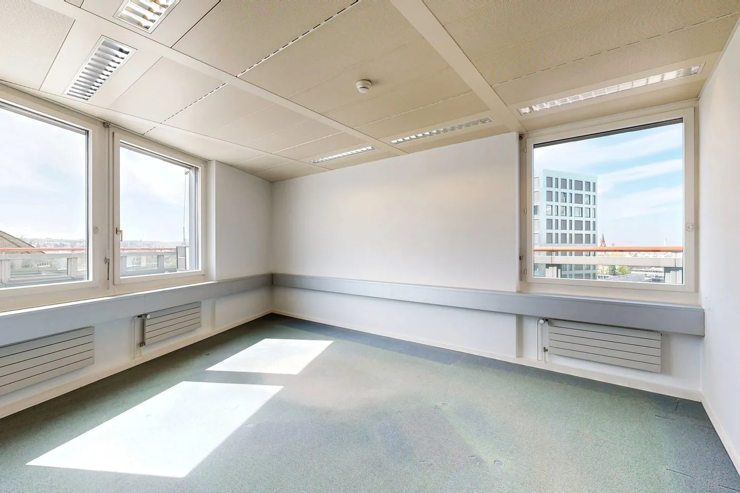 Luminaire et central - Bureau avec grande terrasse sur le toit près de la gare de Bâle SBB - Photo 6 sur 13
