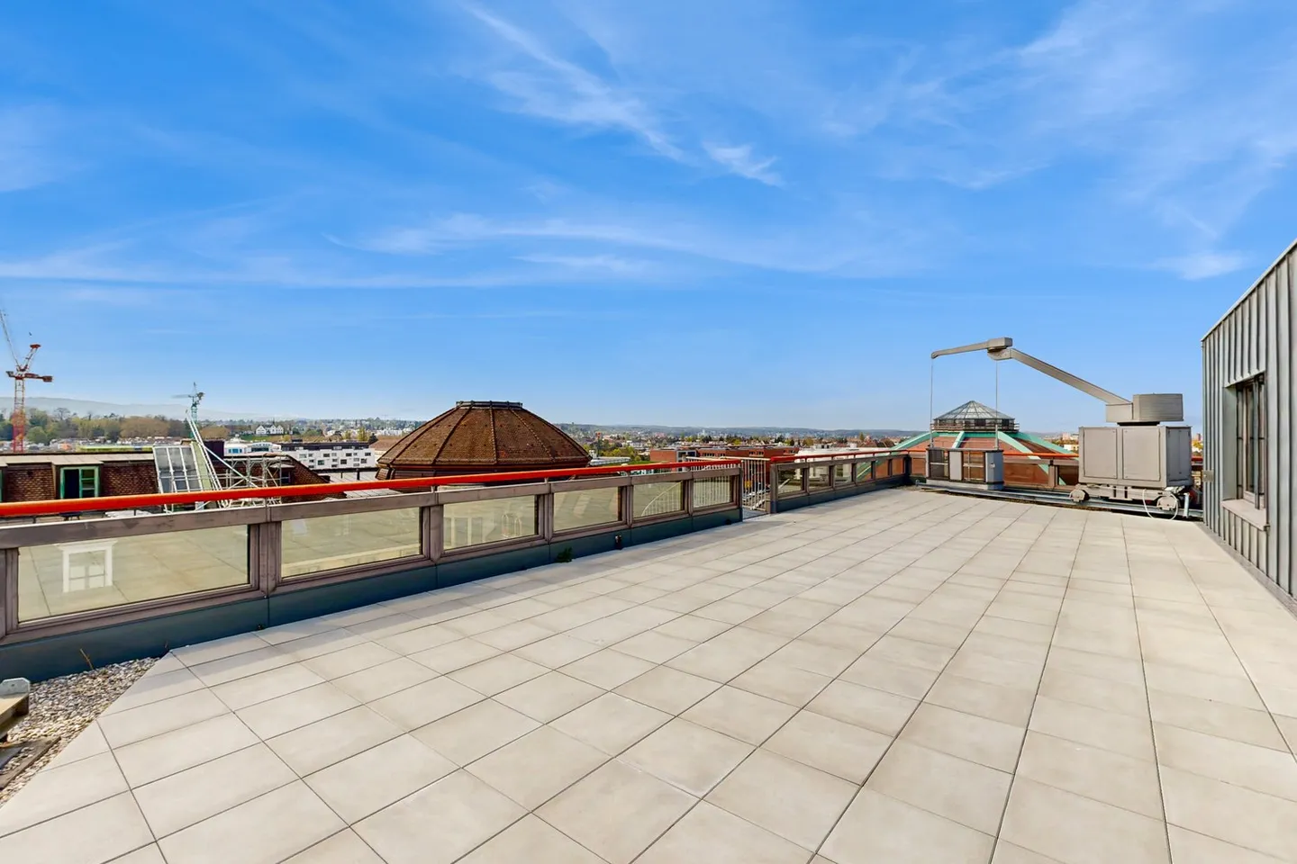 Luminaire et central - Bureau avec grande terrasse sur le toit près de la gare de Bâle SBB - Photo 1 sur 13