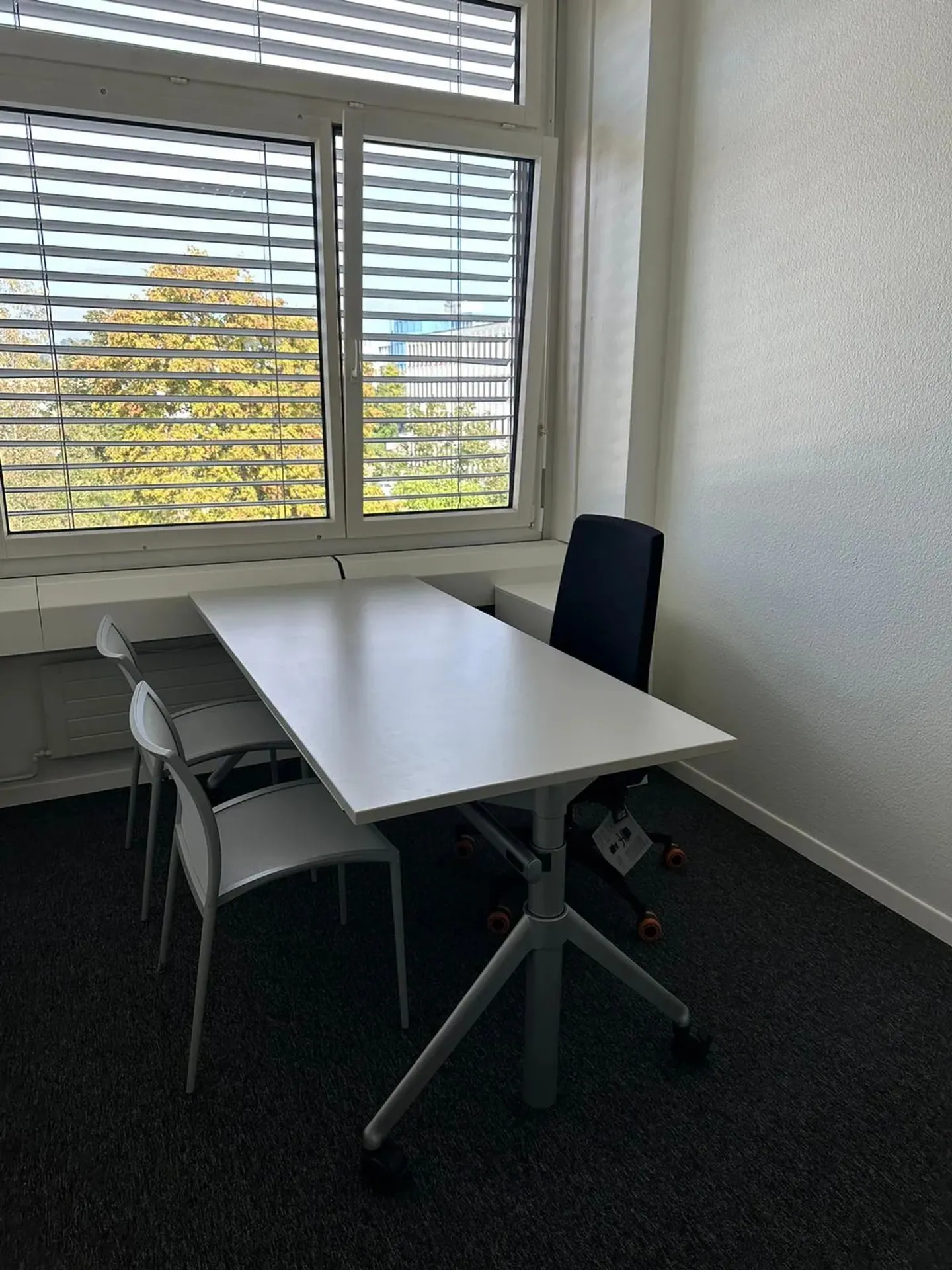 Espace de Bureau Confortable - Photo 5 sur 7