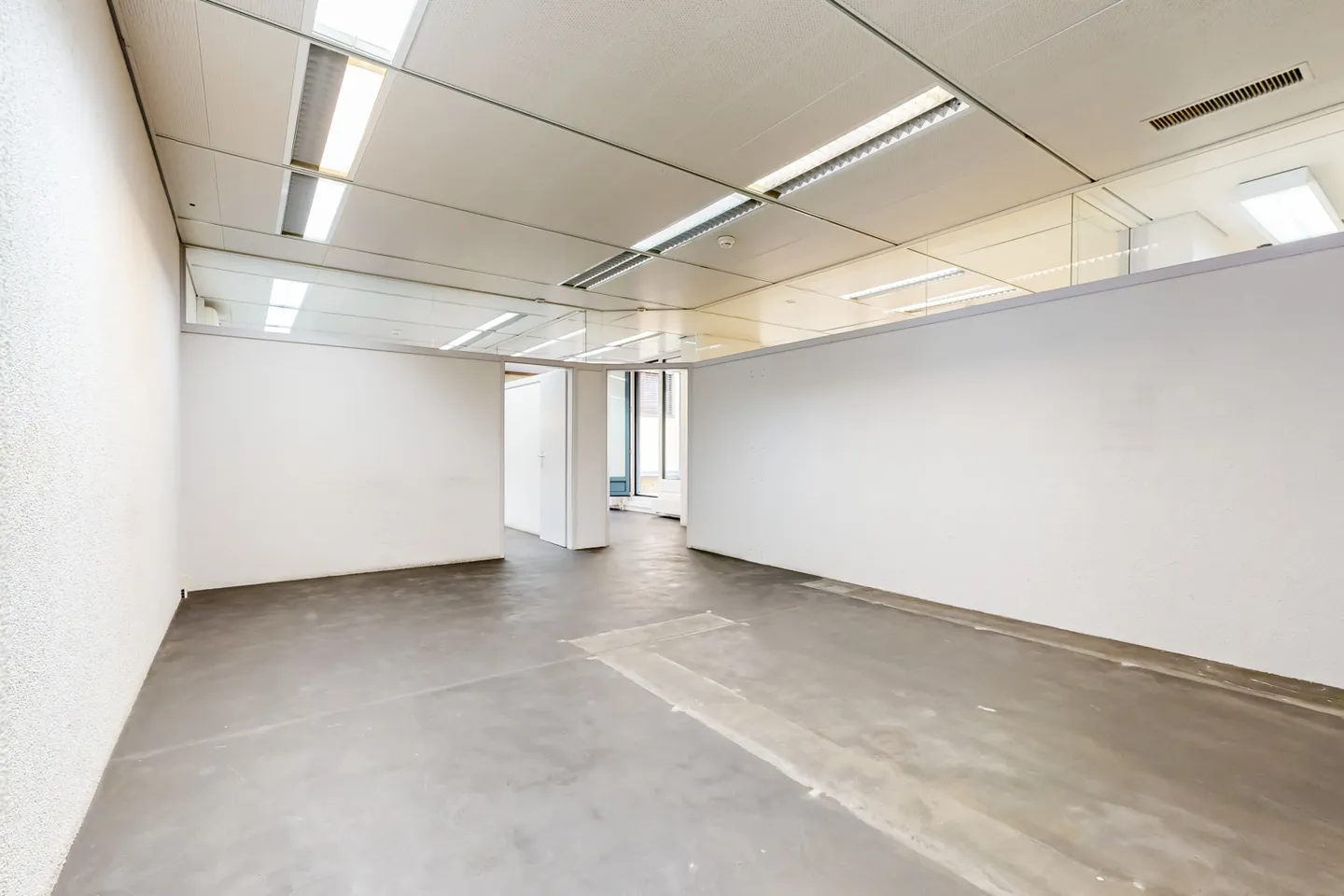 Commercial space on the ground floor of an administrative building - Photo 3 of 8