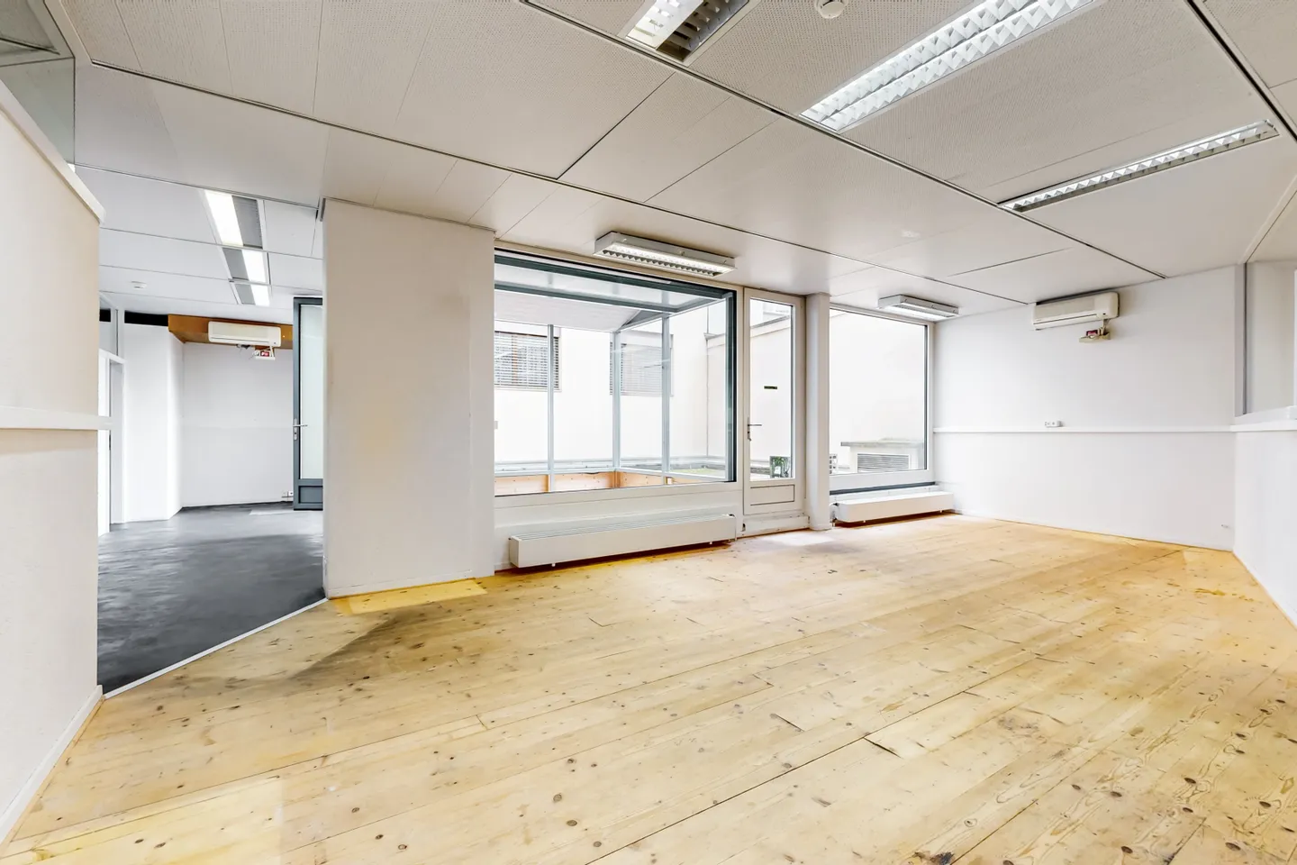 Commercial space on the ground floor of an administrative building - Photo 4 of 8