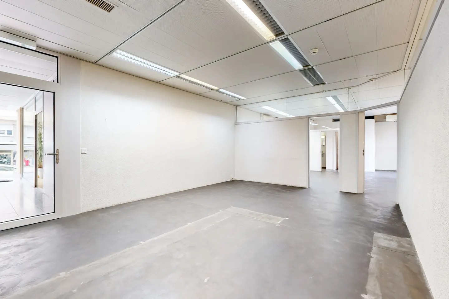 Commercial space on the ground floor of an administrative building - Photo 2 of 8