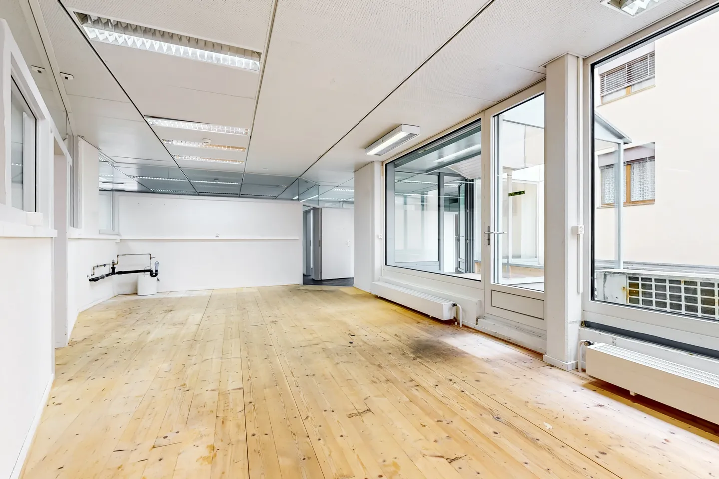 Commercial space on the ground floor of an administrative building - Photo 5 of 8