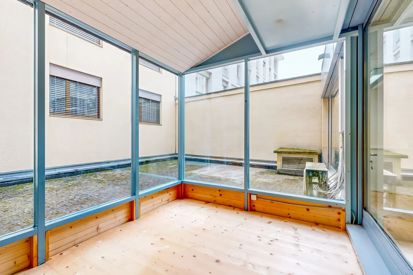 Commercial space on the ground floor of an administrative building - Photo 6 of 8