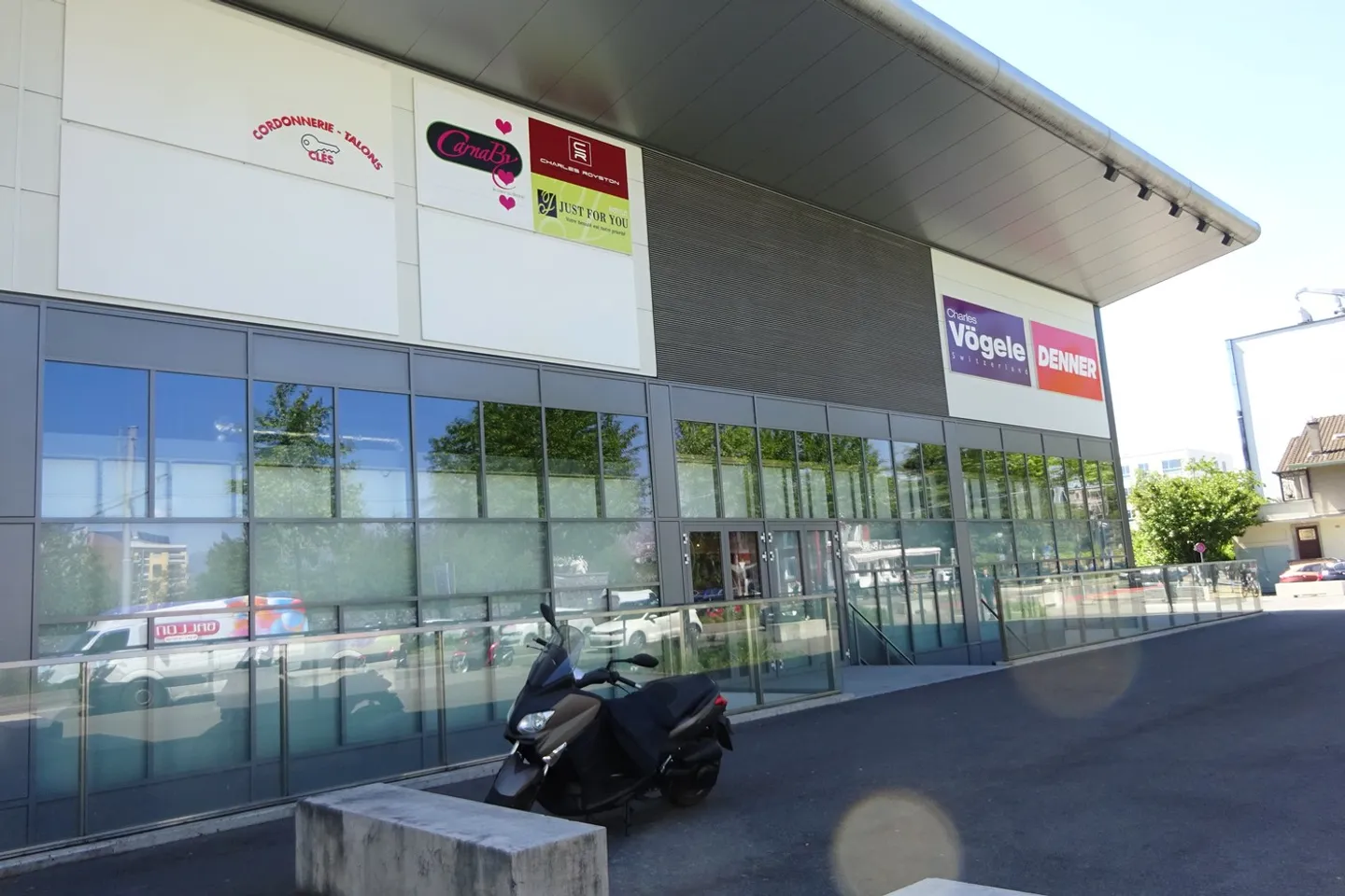 166 m2 surface in the Lancy Centre shopping mall - Photo 2 of 8