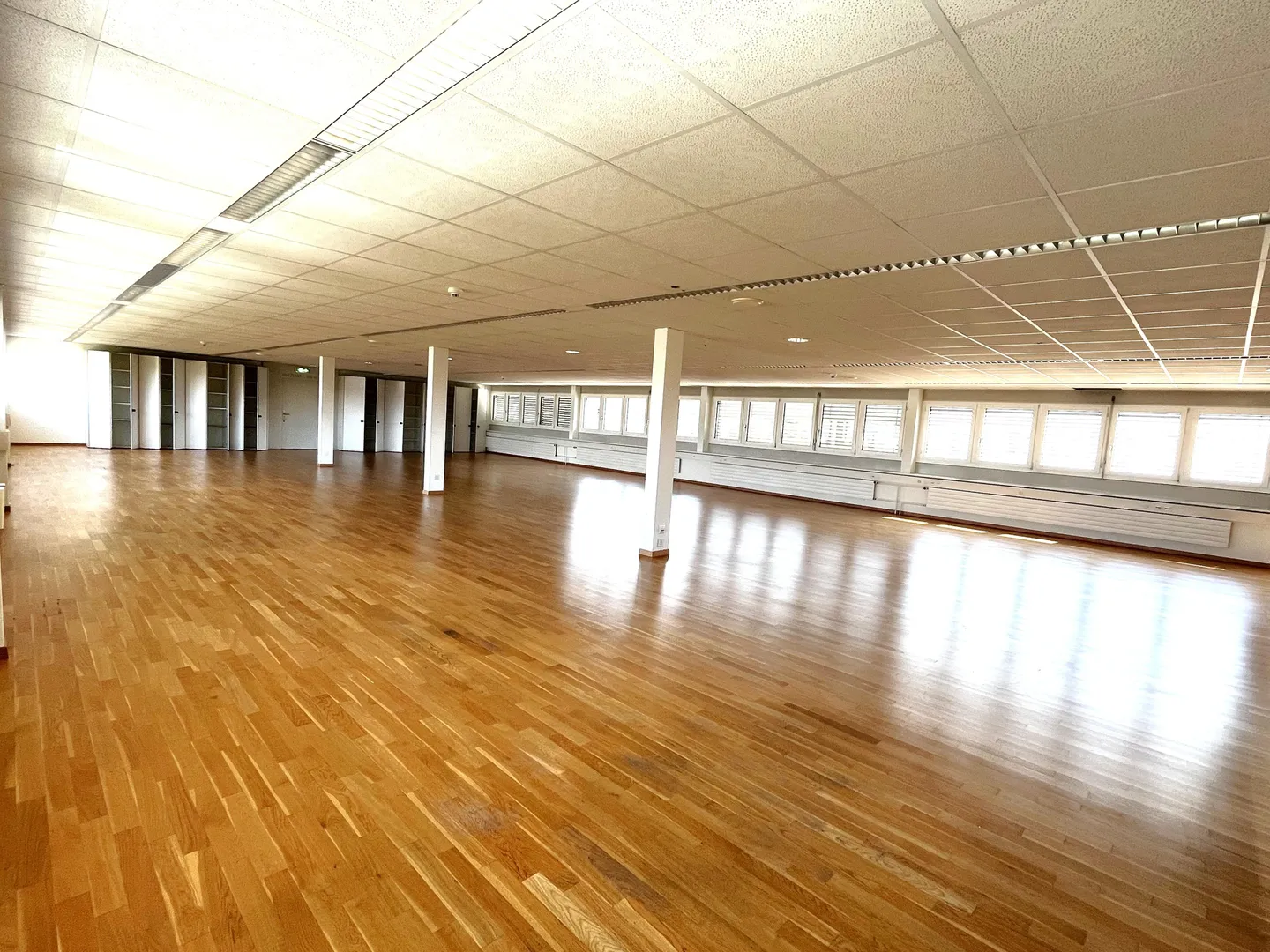 Espace de bureau ouvert disponible à louer immédiatement - Photo 2 sur 6