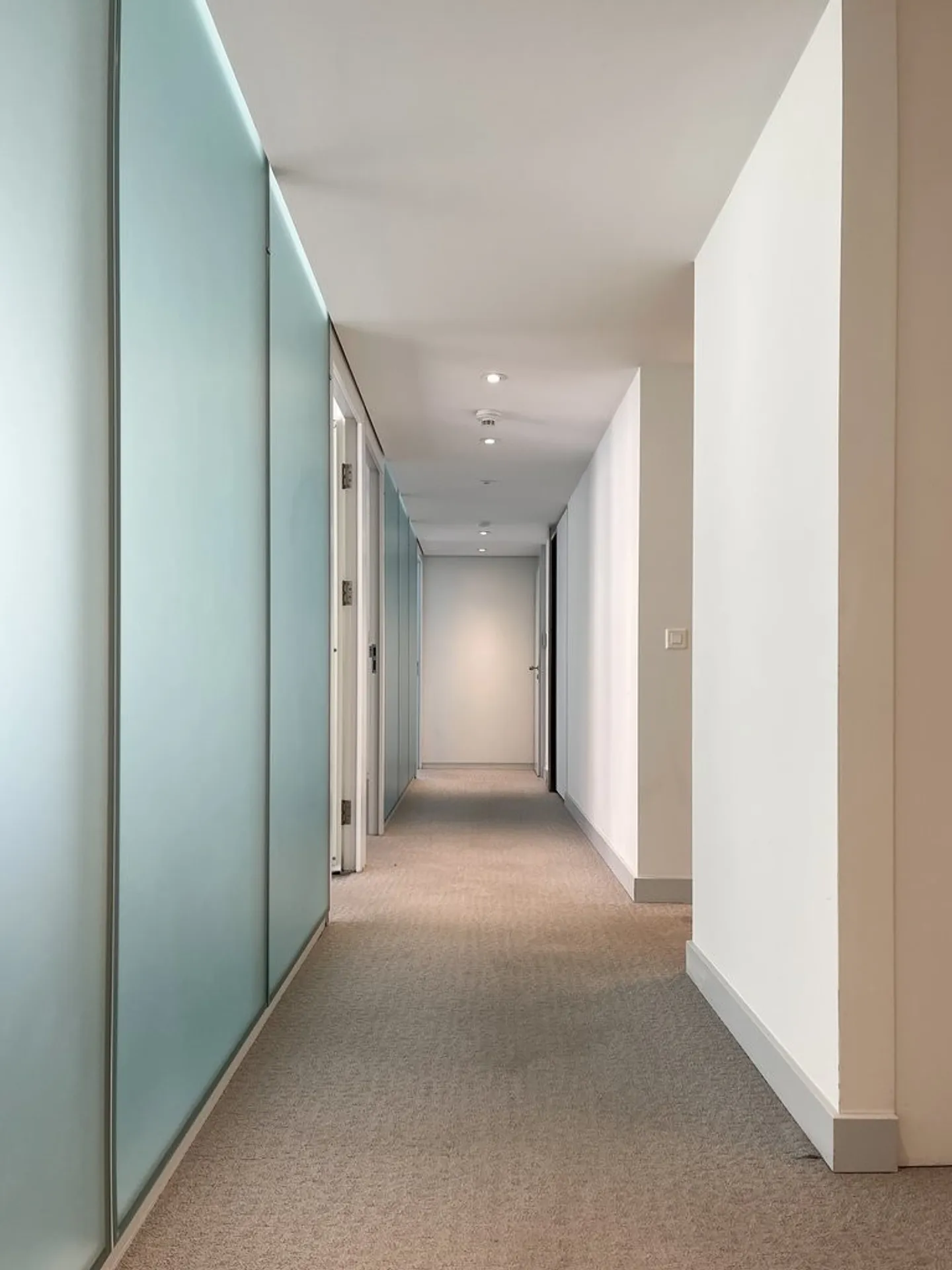 Helles Büro nur wenige Schritte vom See und der Rue du Rhône entfernt - Foto 2 von 8