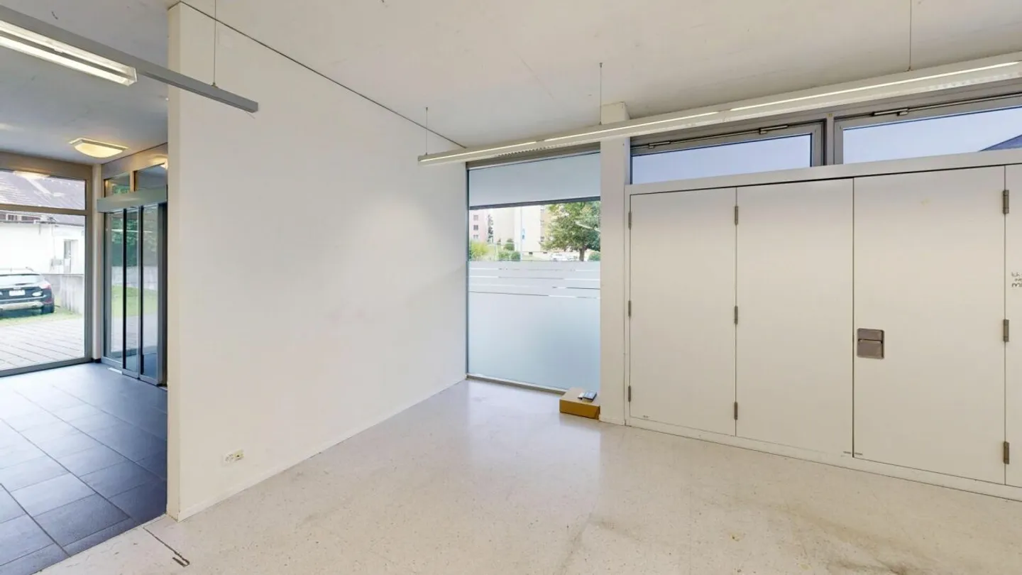 Ready for Your Business - Flexible 86 m² Commercial Space with Shop Window Front - Photo 7 of 13