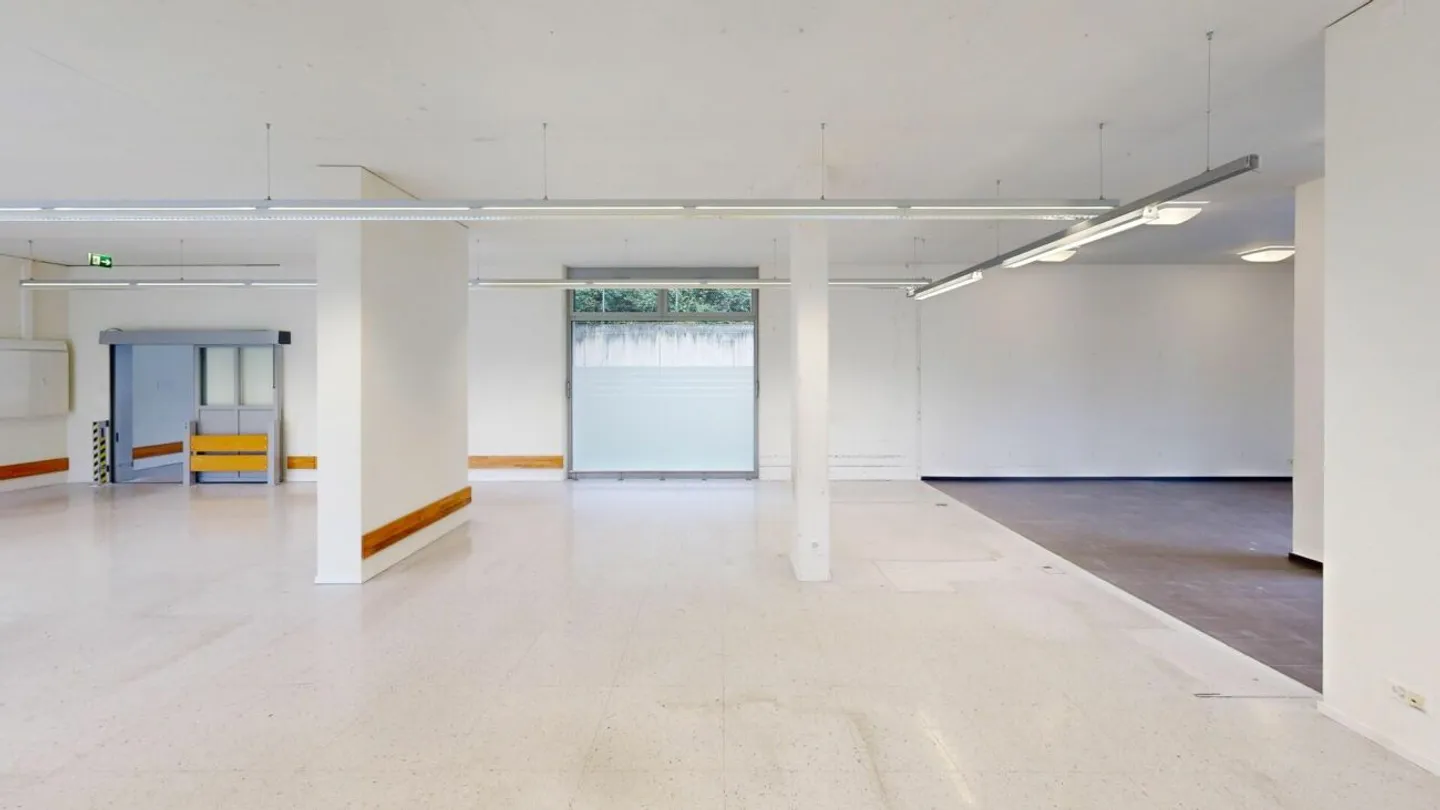 Ready for Your Business - Flexible 86 m² Commercial Space with Shop Window Front - Photo 6 of 13