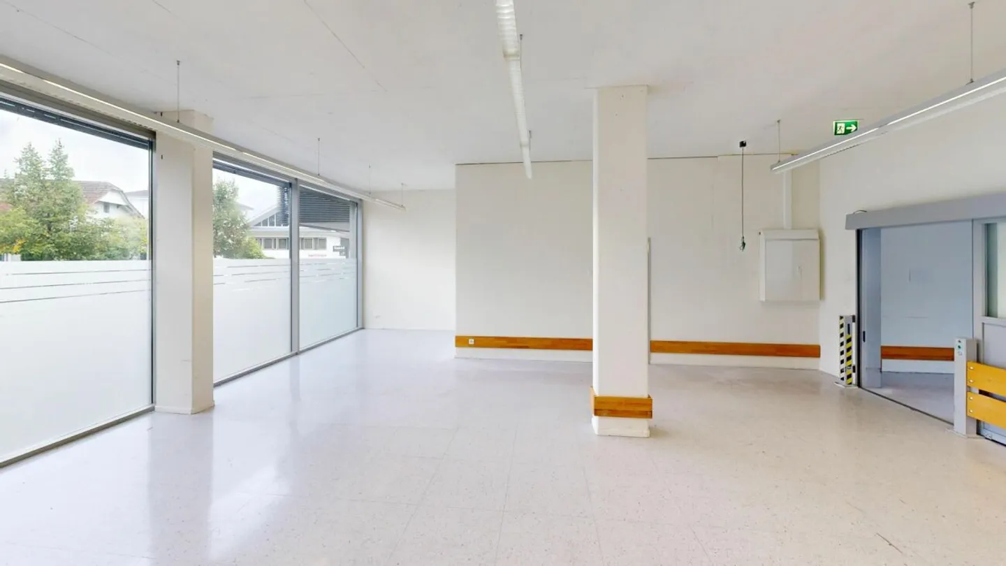 Ready for Your Business - Flexible 86 m² Commercial Space with Shop Window Front - Photo 8 of 13
