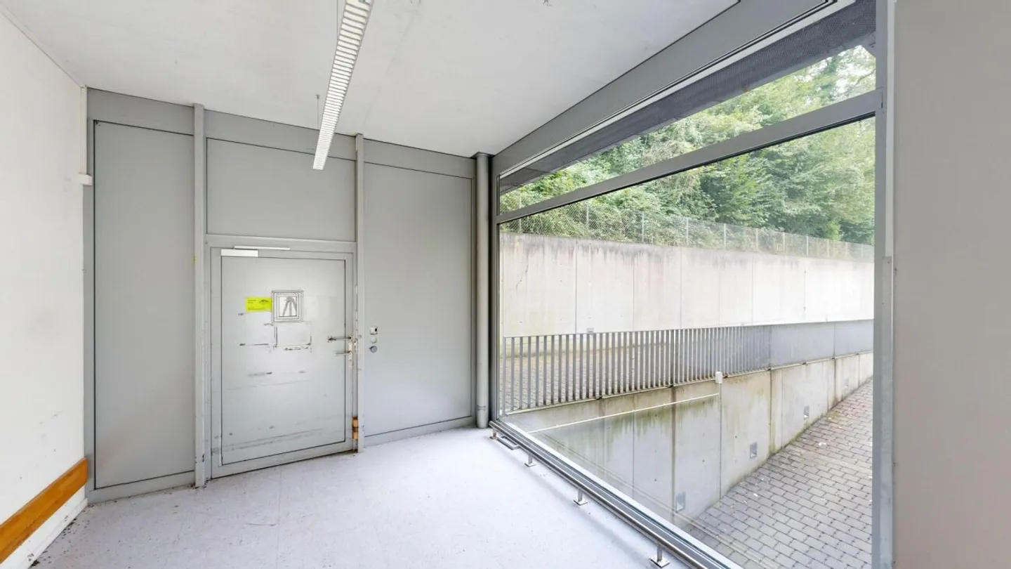 Ready for Your Business - Flexible 86 m² Commercial Space with Shop Window Front - Photo 9 of 13