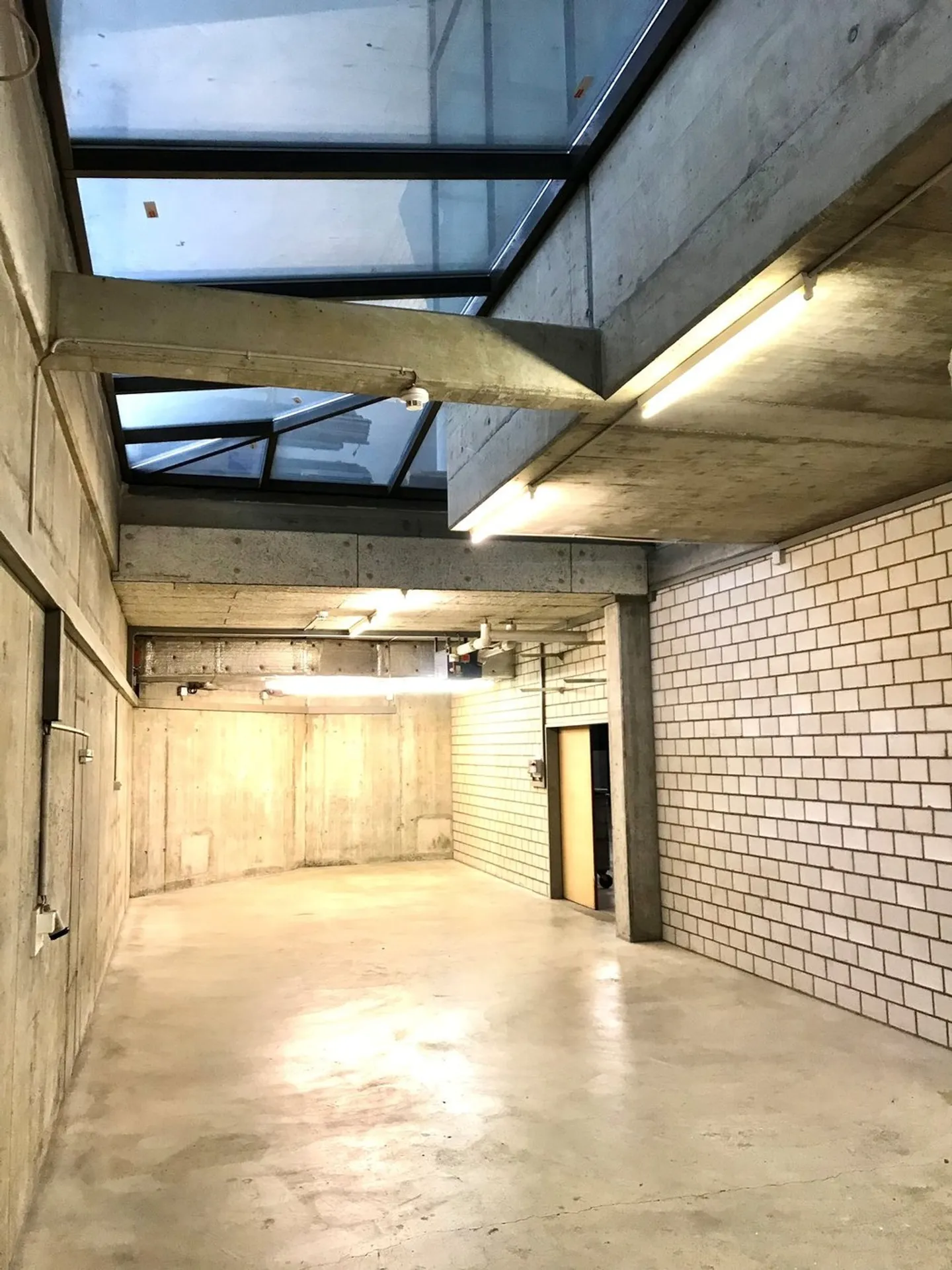 Storage rooms between 40-208 m² in the 1st basement - Photo 7 of 11
