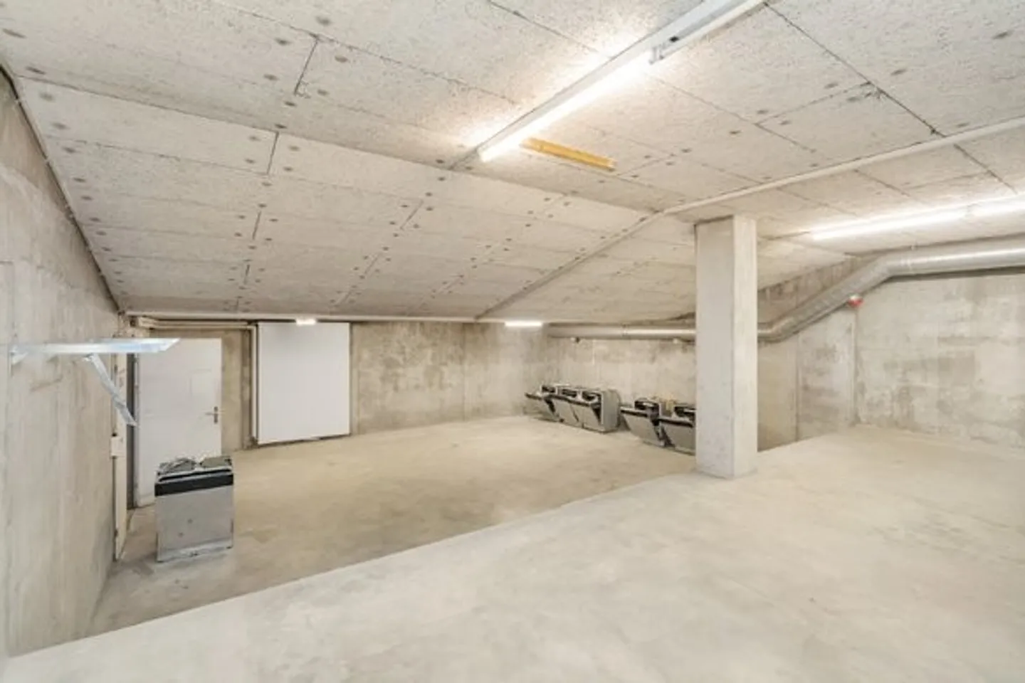Storage rooms between 40-208 m² in the 1st basement - Photo 11 of 11