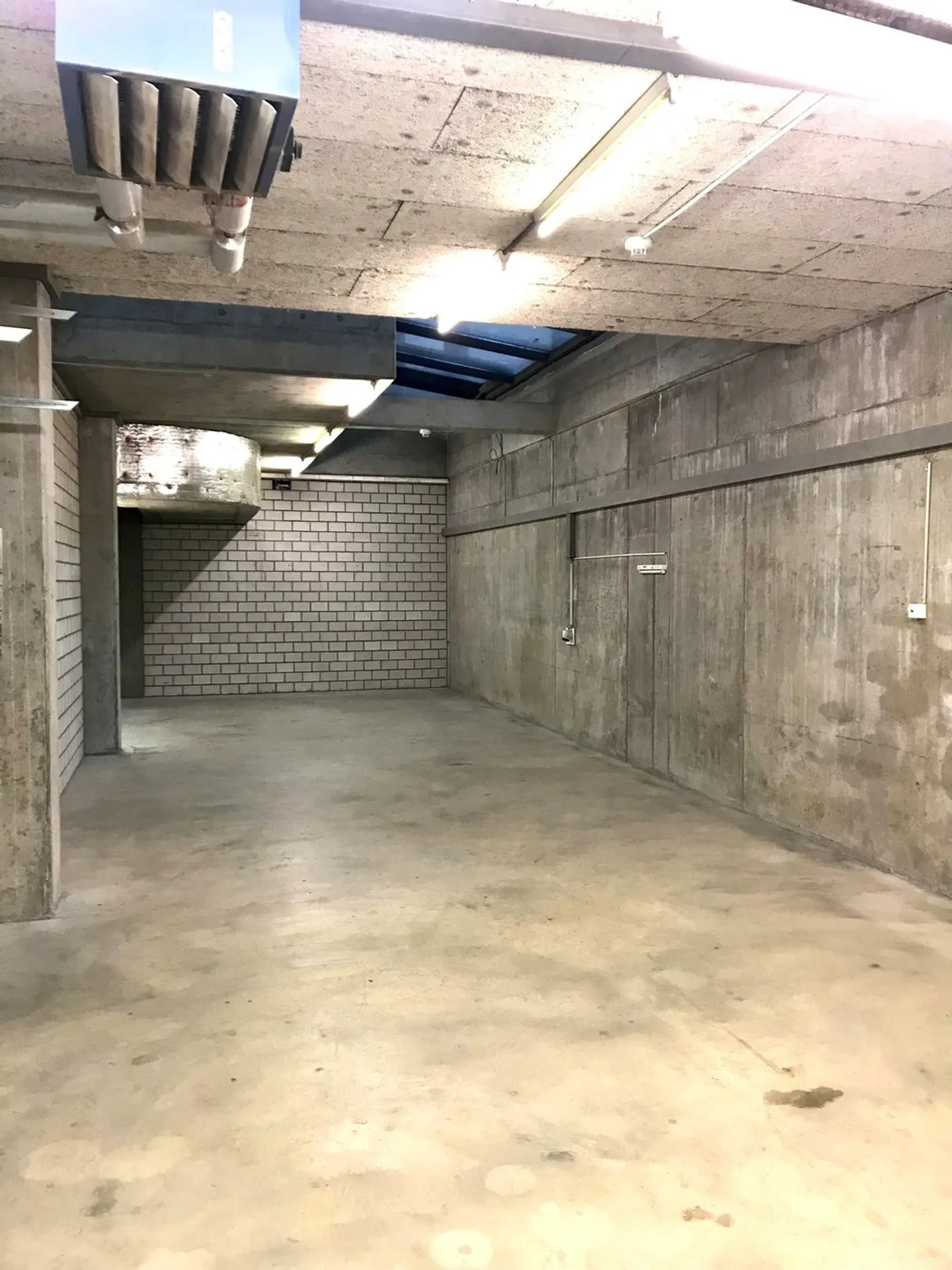 Storage rooms between 40-208 m² in the 1st basement - Photo 6 of 11