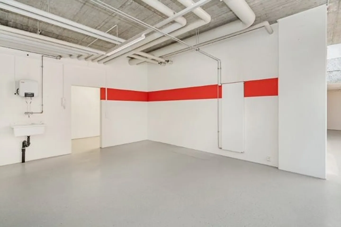 Storage rooms between 40-208 m² in the 1st basement - Photo 9 of 11